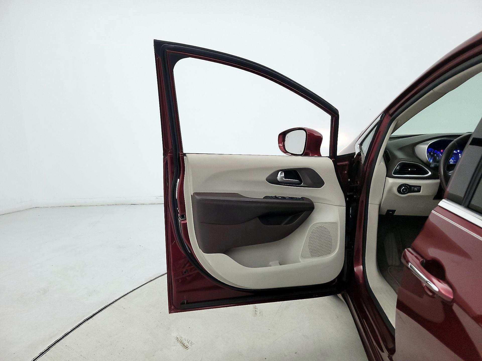 Thumbnail: 2018 Chrysler Pacifica - 12