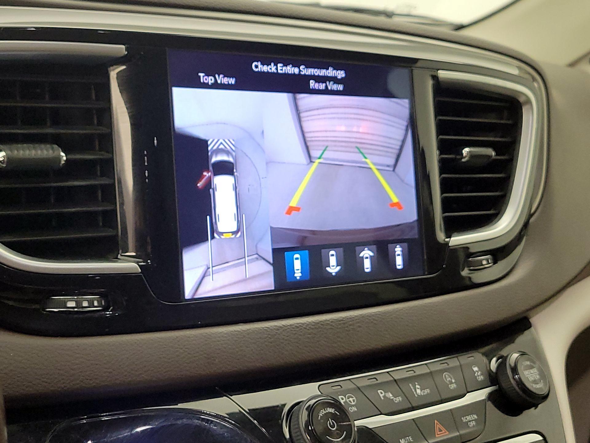 Thumbnail: 2018 Chrysler Pacifica - 15