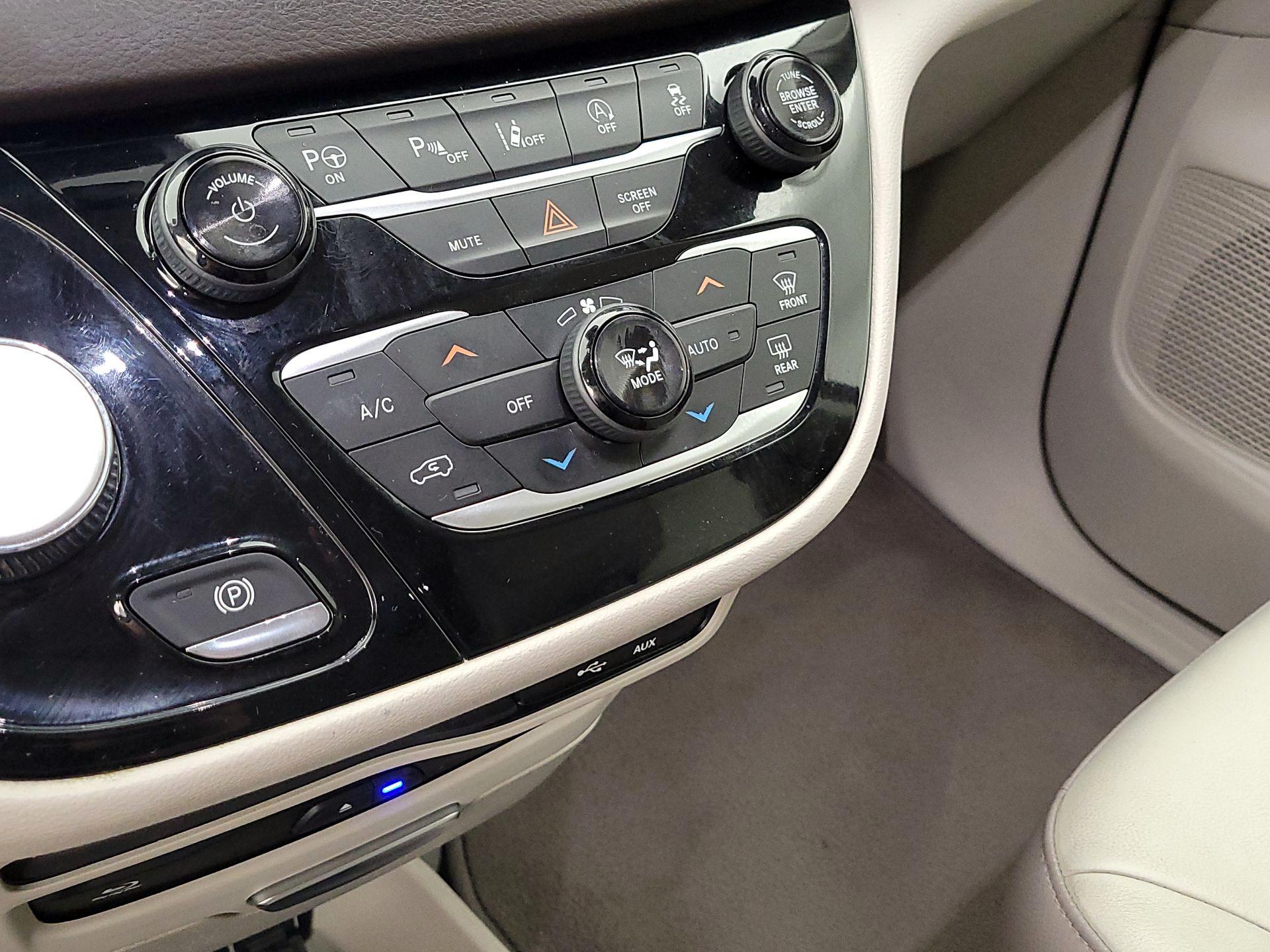 Thumbnail: 2018 Chrysler Pacifica - 17