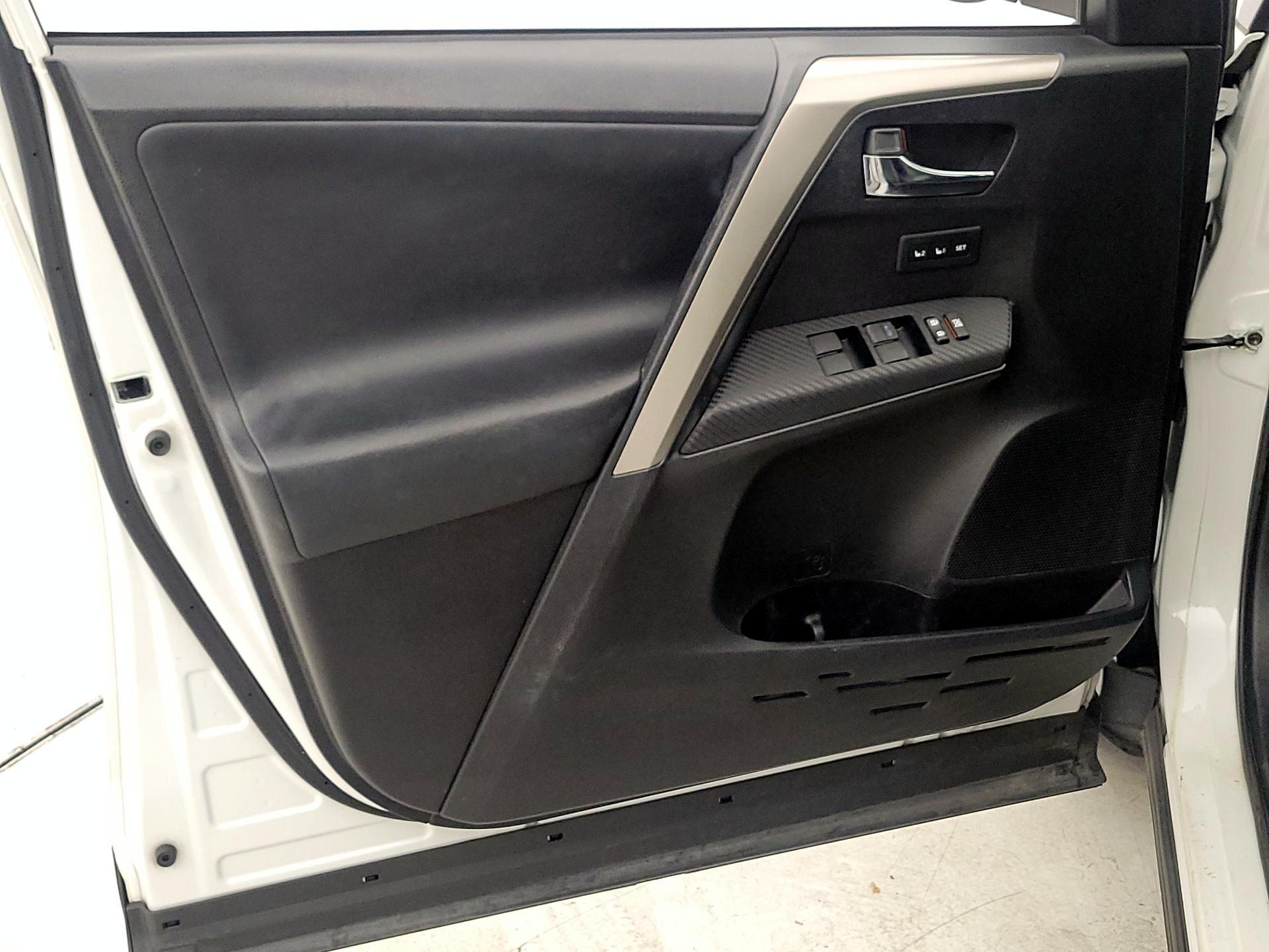 Thumbnail: 2015 Toyota RAV4 - 12