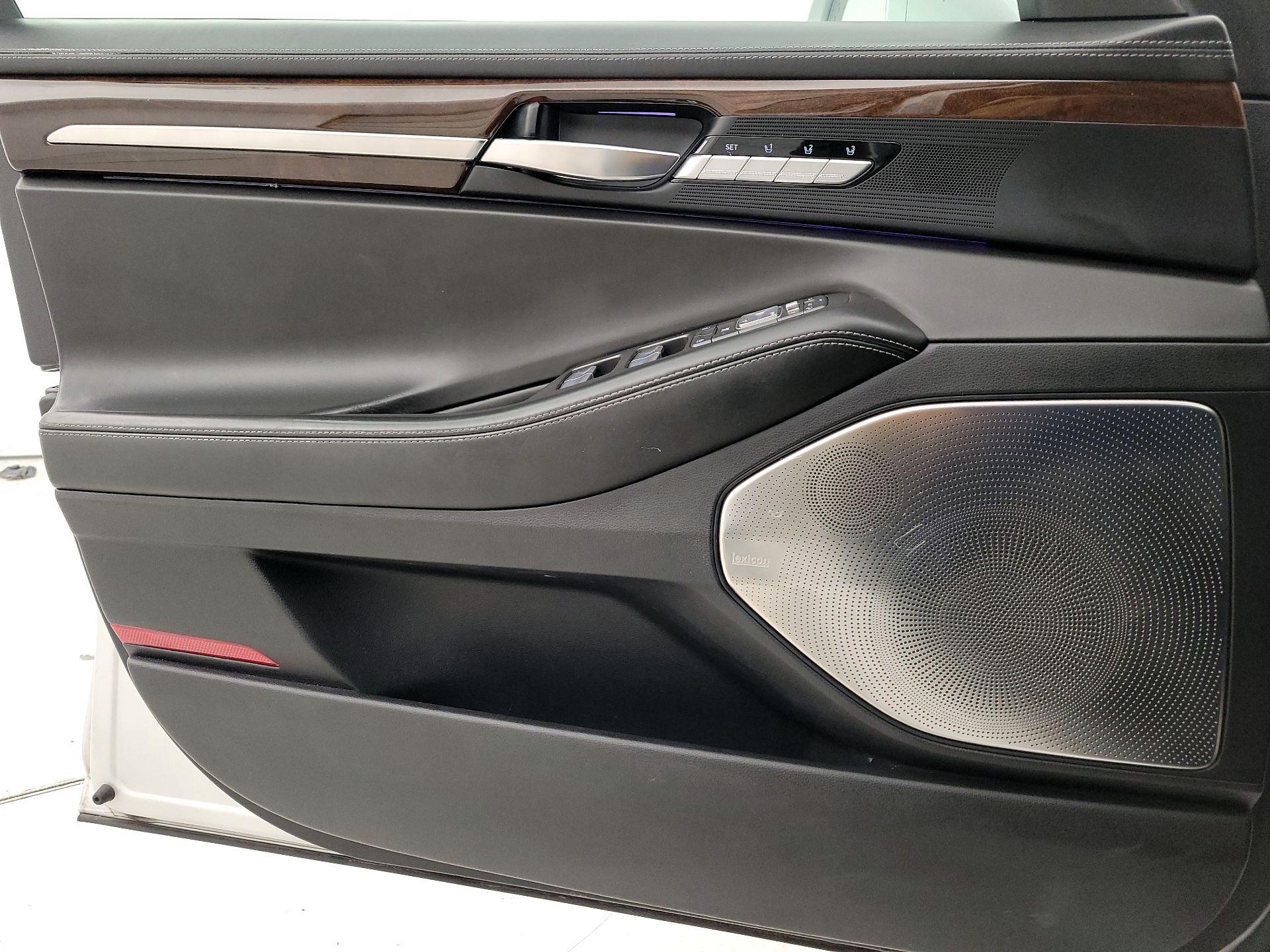 Thumbnail: 2018 Genesis G90 - 12