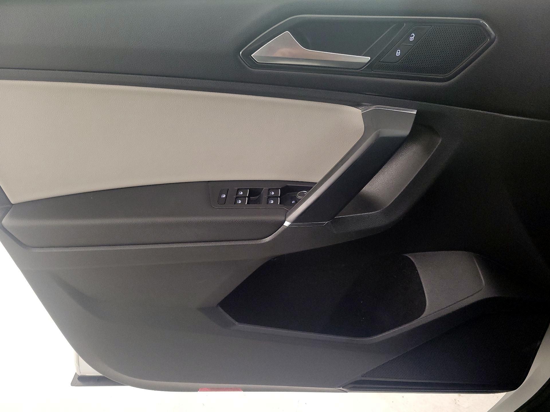 Thumbnail: 2018 Volkswagen Tiguan - 12