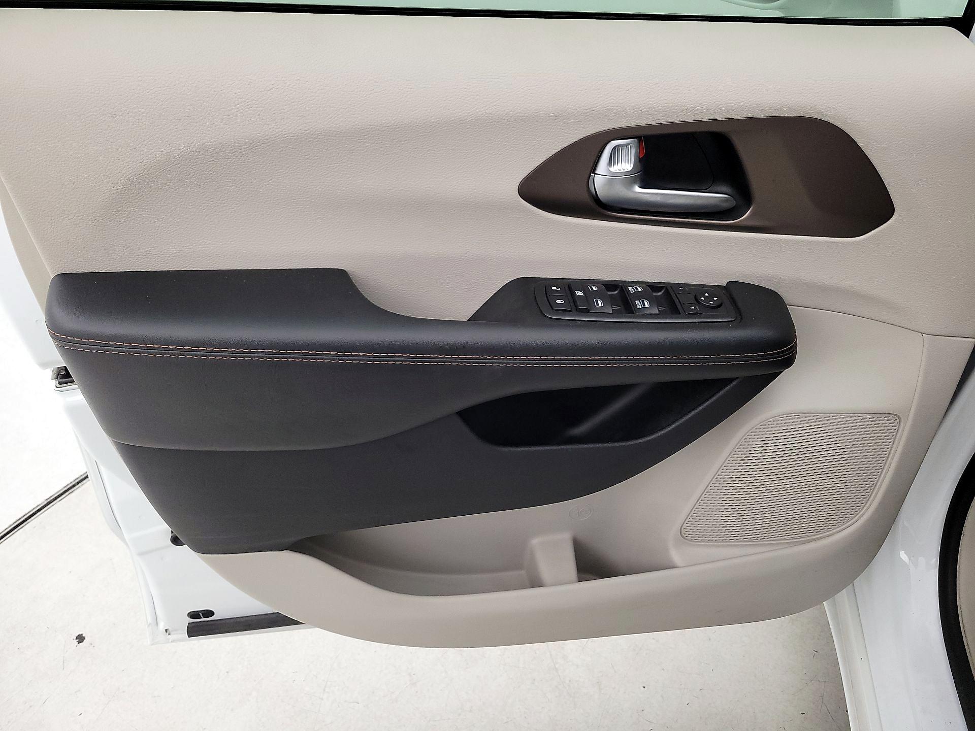 Thumbnail: 2019 Chrysler Pacifica - 12