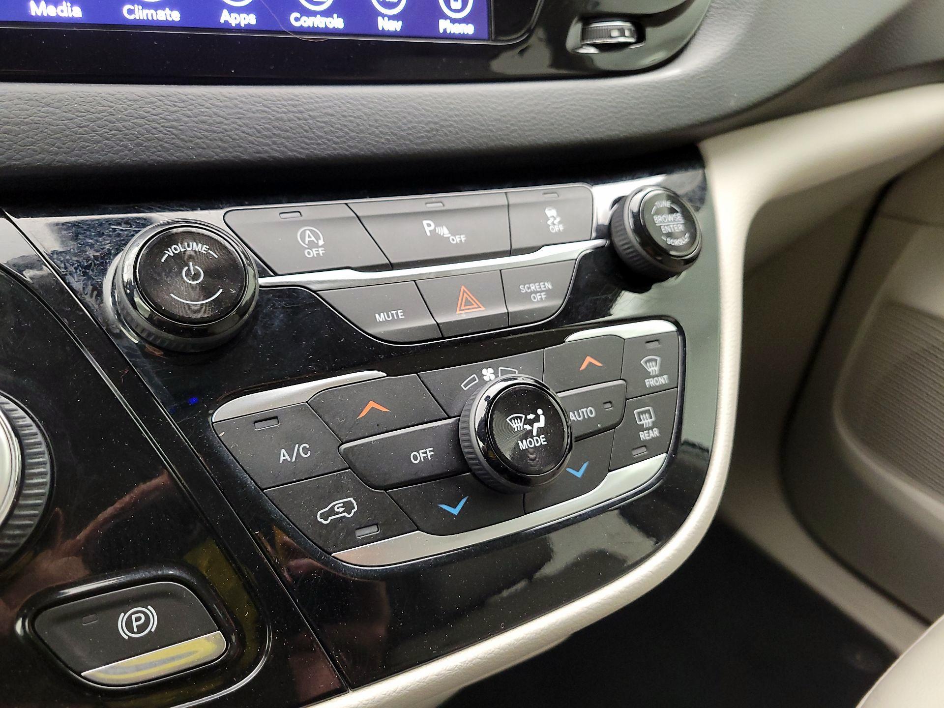 Thumbnail: 2019 Chrysler Pacifica - 17