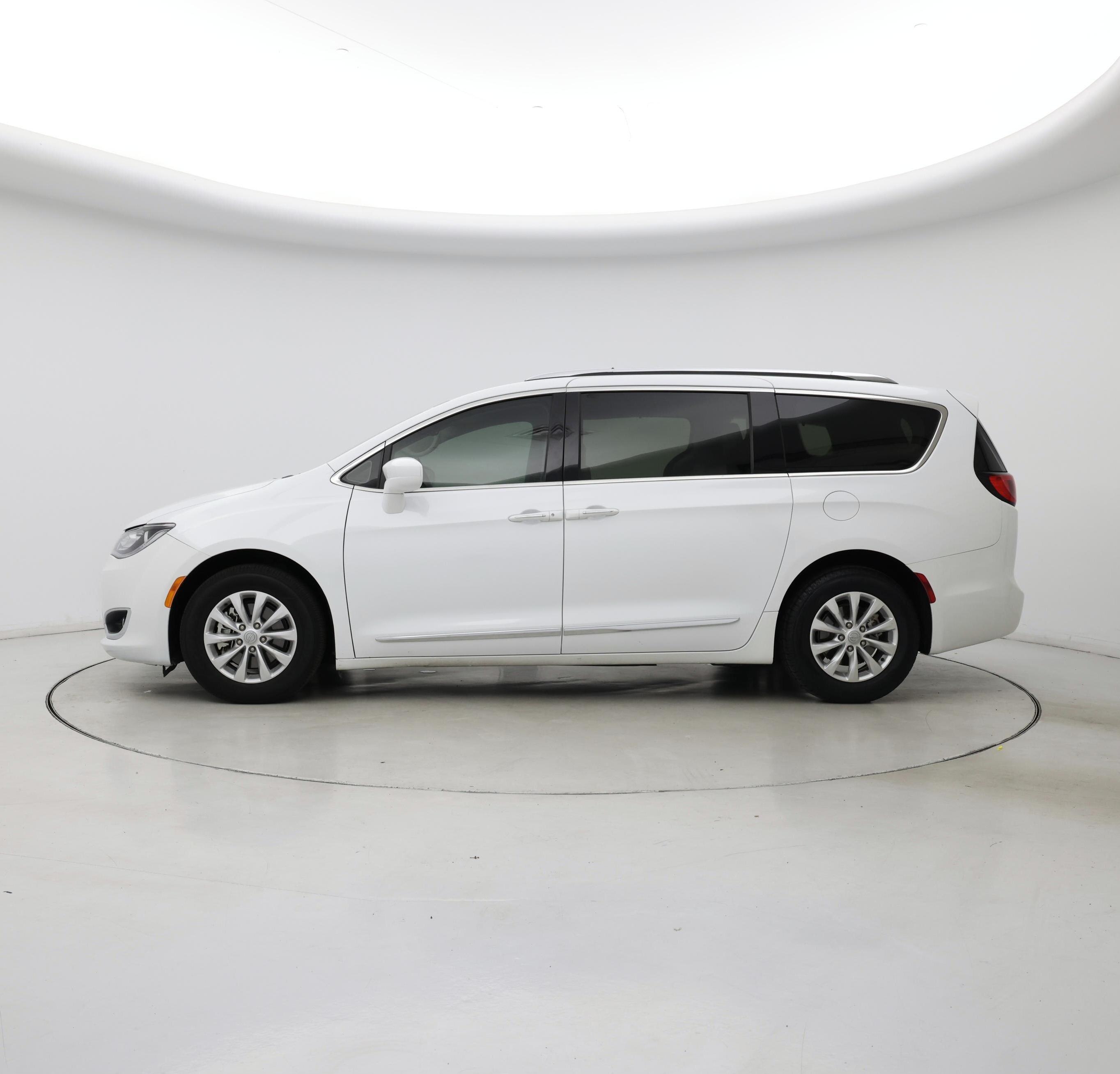 Thumbnail: 2019 Chrysler Pacifica - 3