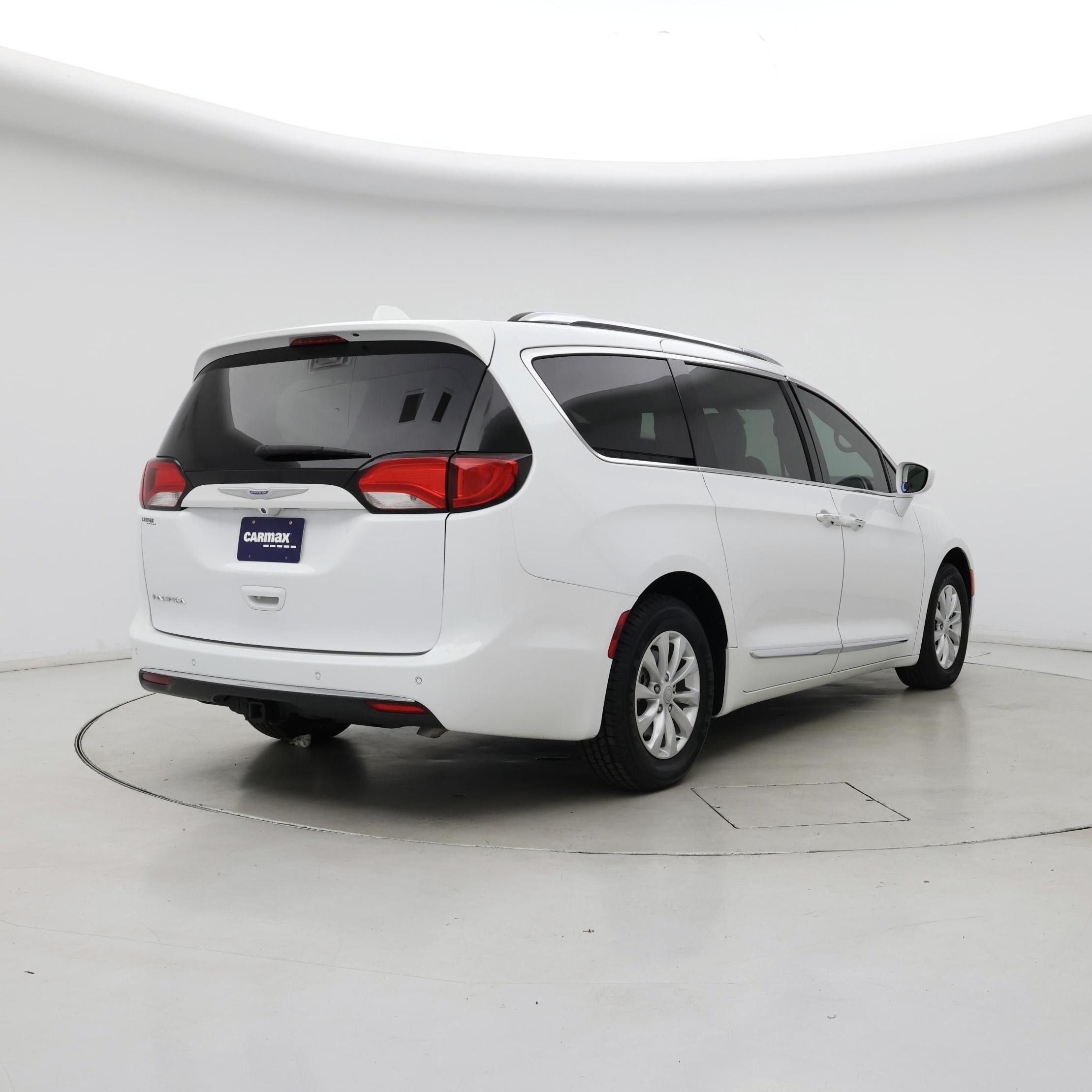 Thumbnail: 2019 Chrysler Pacifica - 8