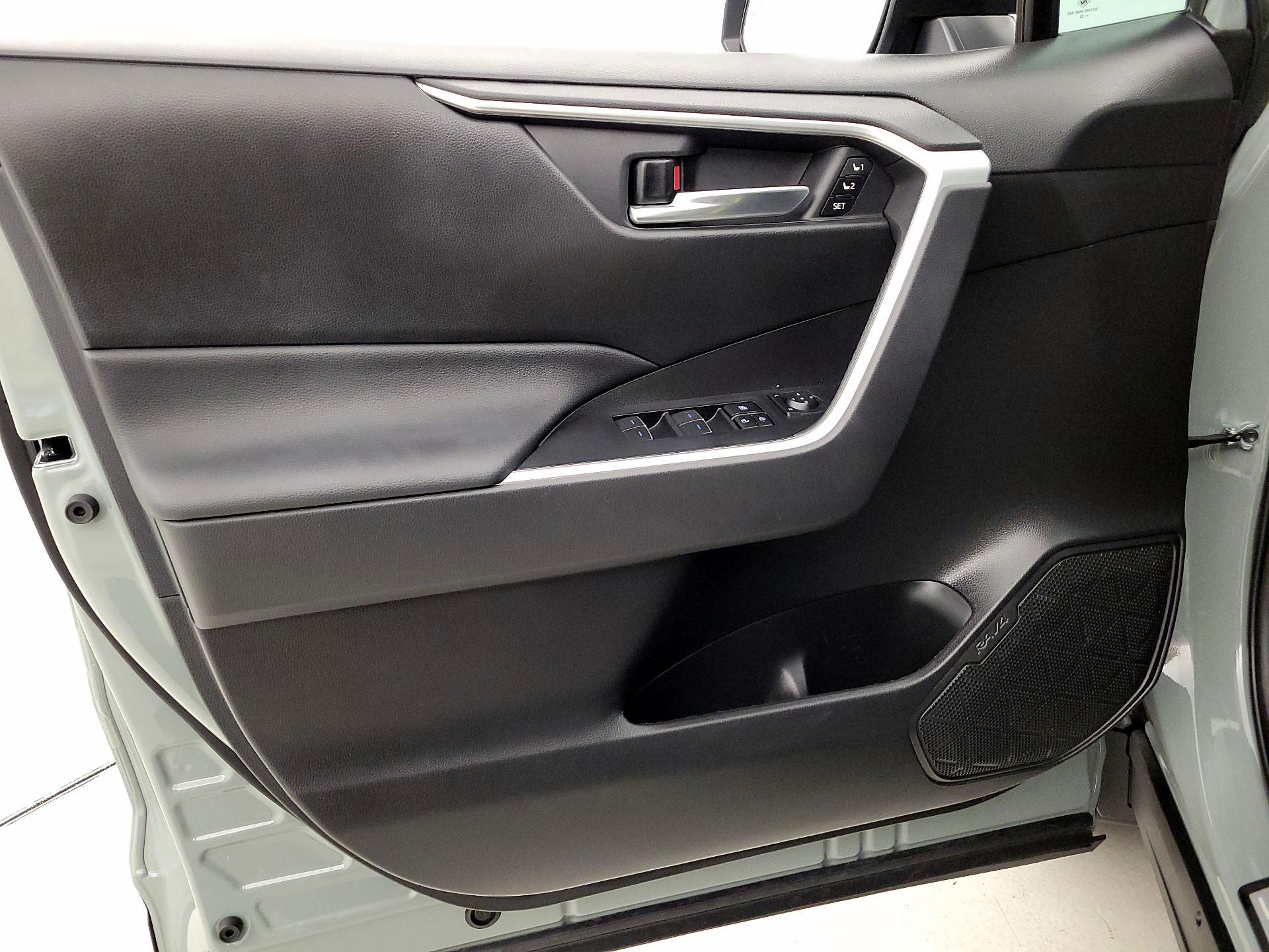 Thumbnail: 2022 Toyota RAV4 - 12