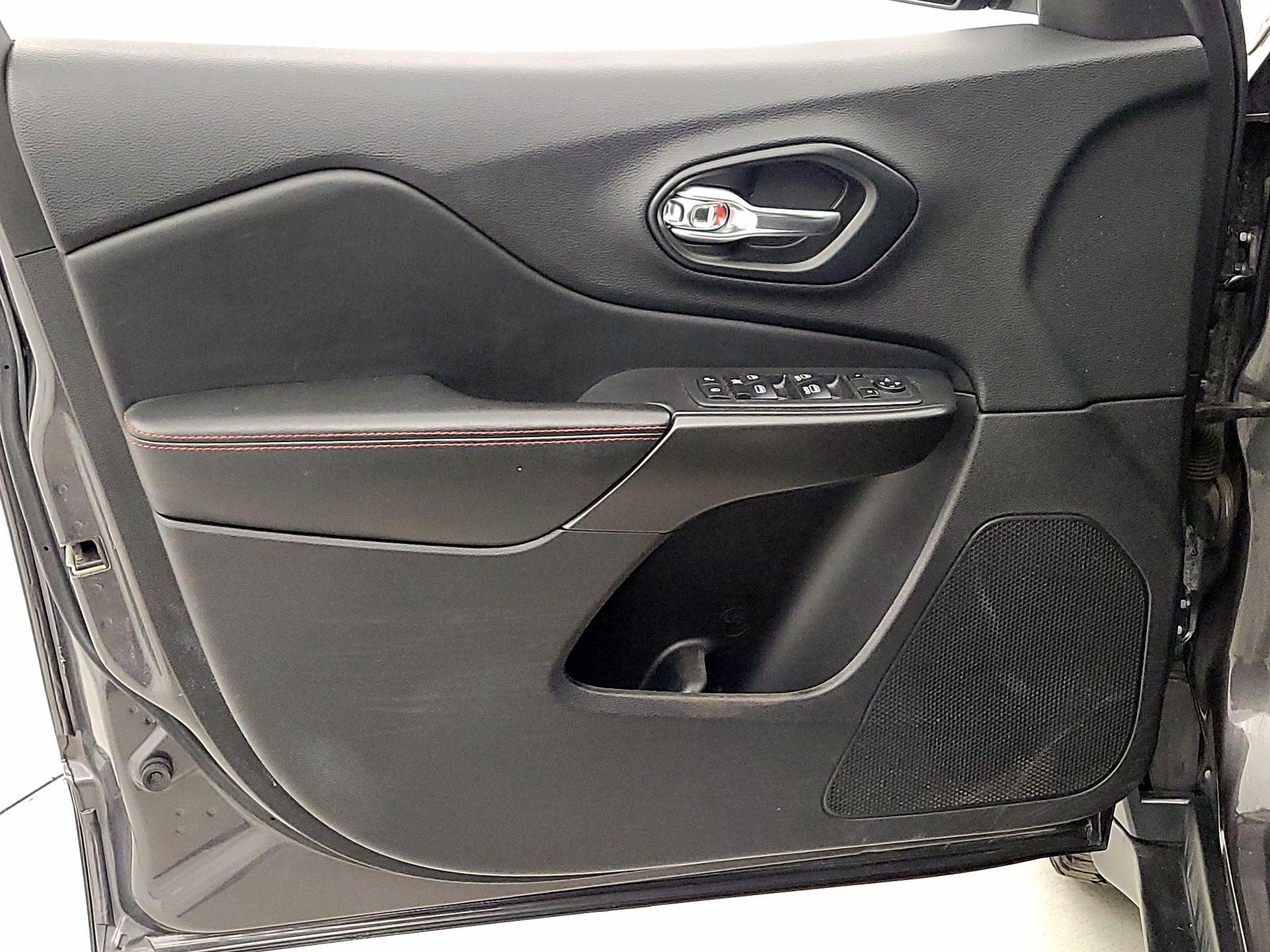 Thumbnail: 2021 Jeep Cherokee - 12