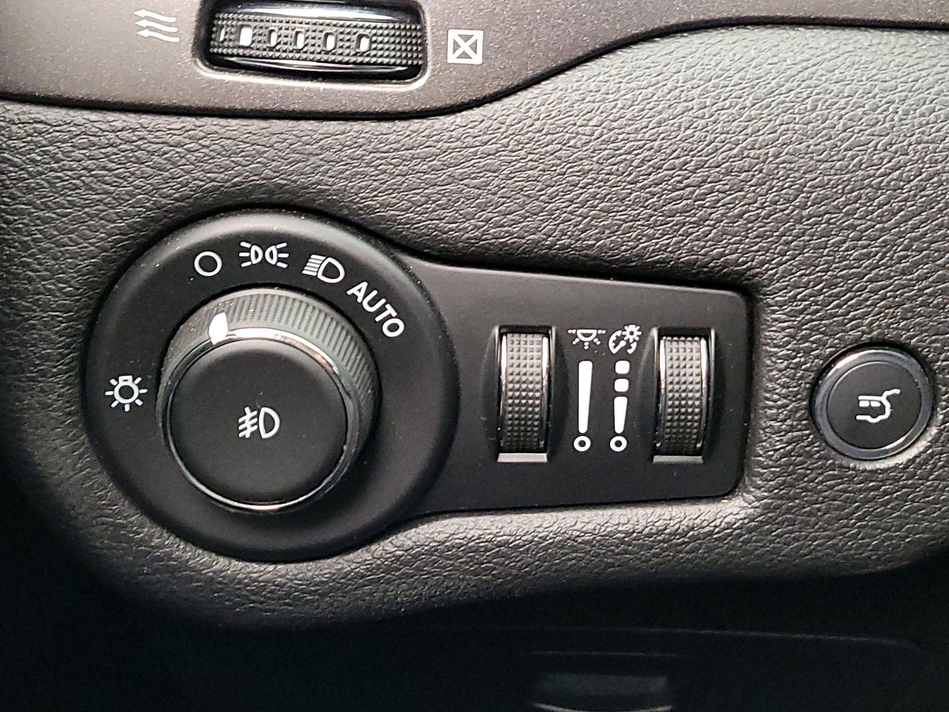 Thumbnail: 2021 Jeep Cherokee - 13