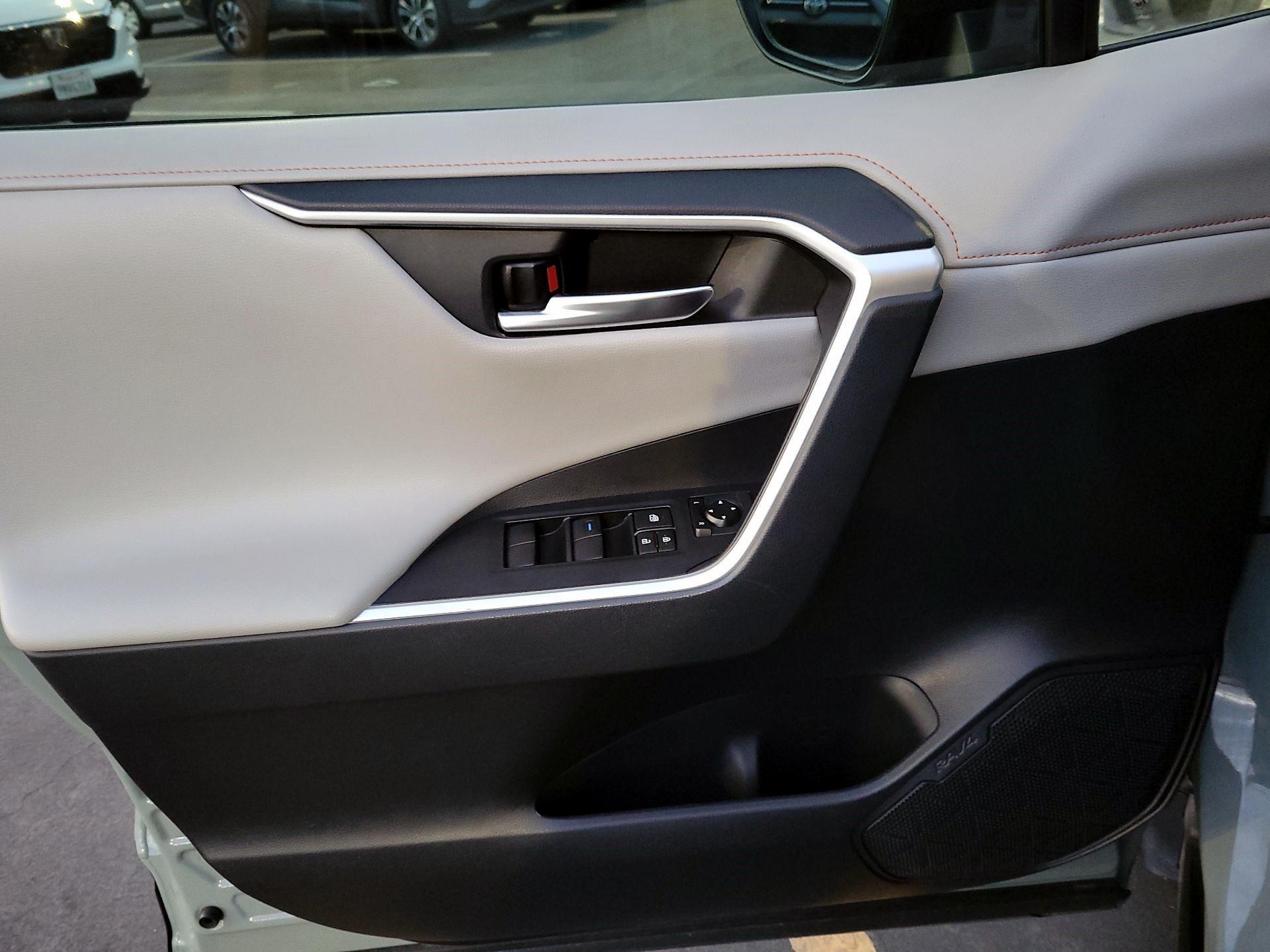 Thumbnail: 2019 Toyota RAV4 - 10