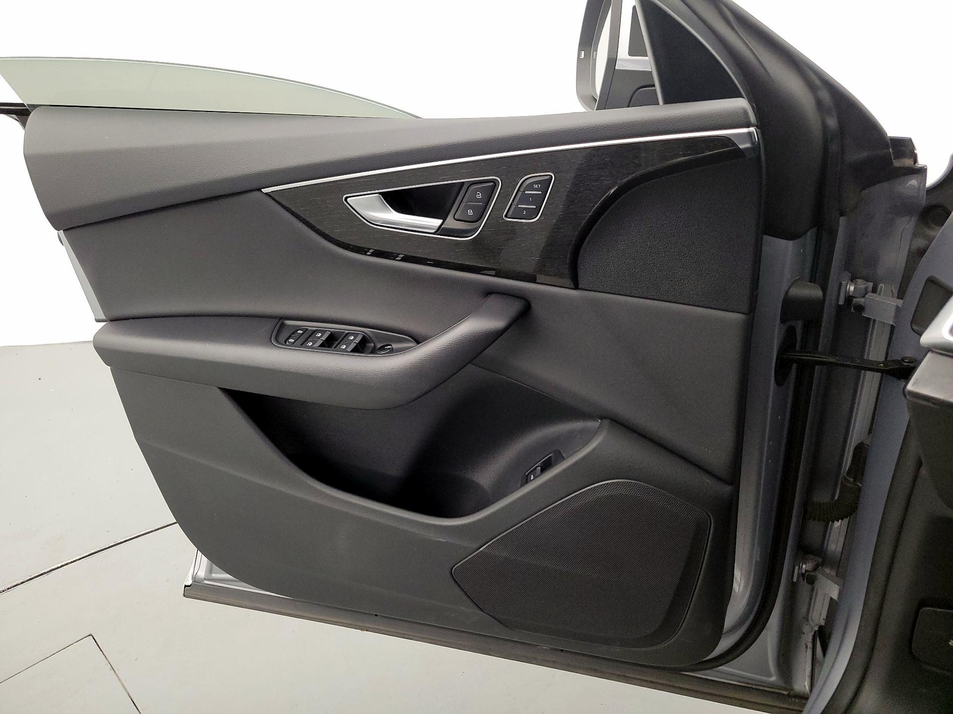 Thumbnail: 2021 Audi Q8 - 12