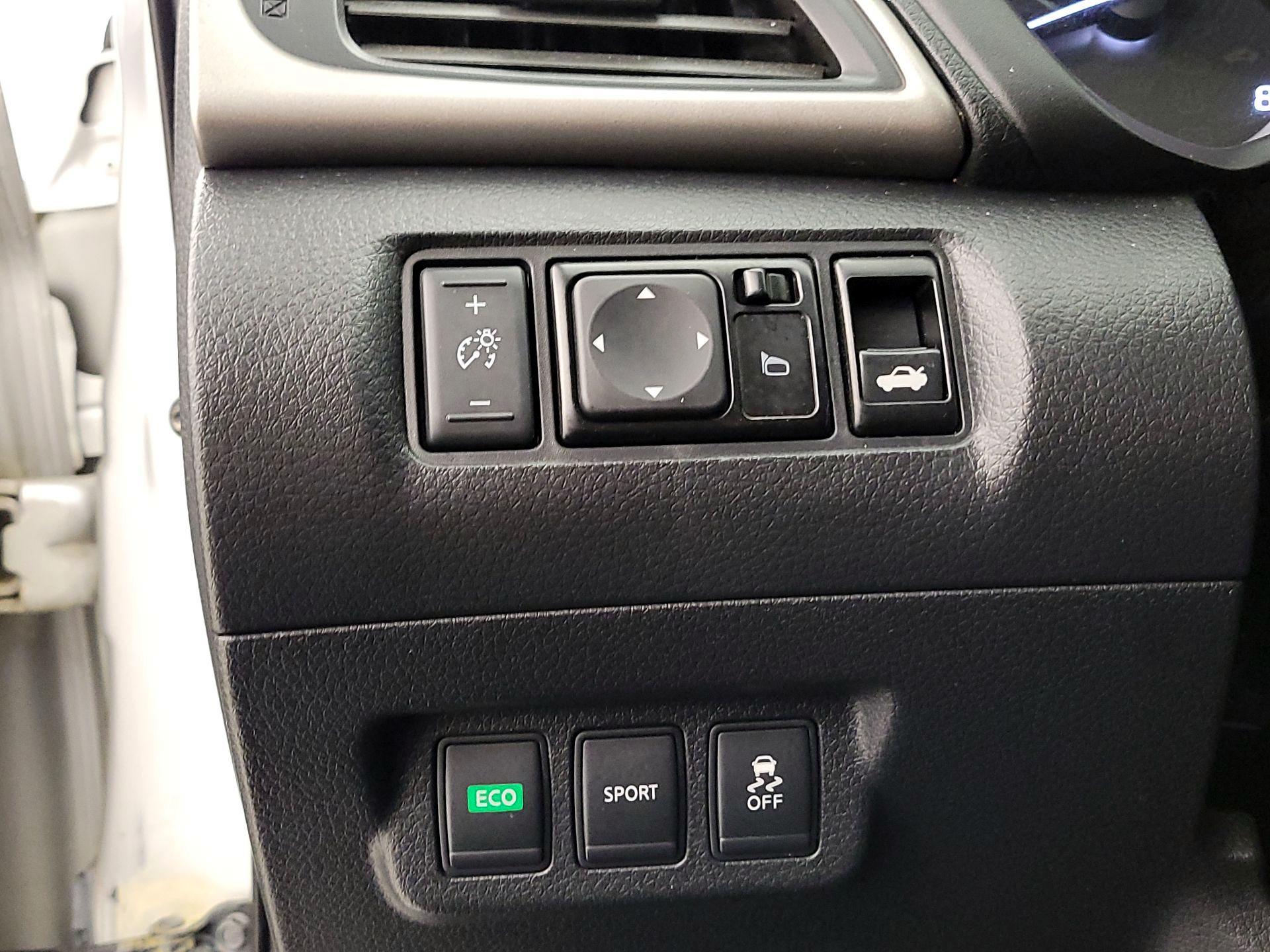 Thumbnail: 2015 Nissan Sentra - 13