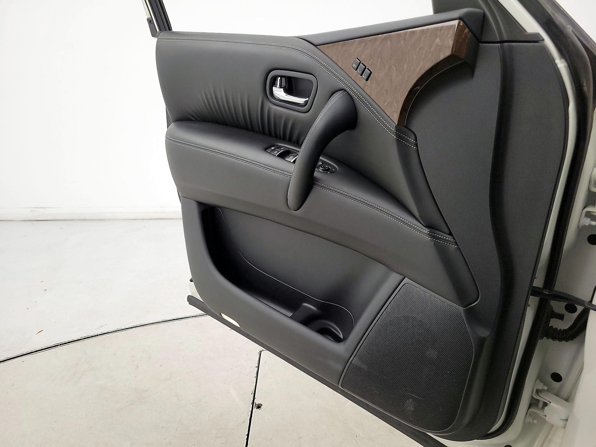 Thumbnail: 2016 INFINITI QX80 - 12