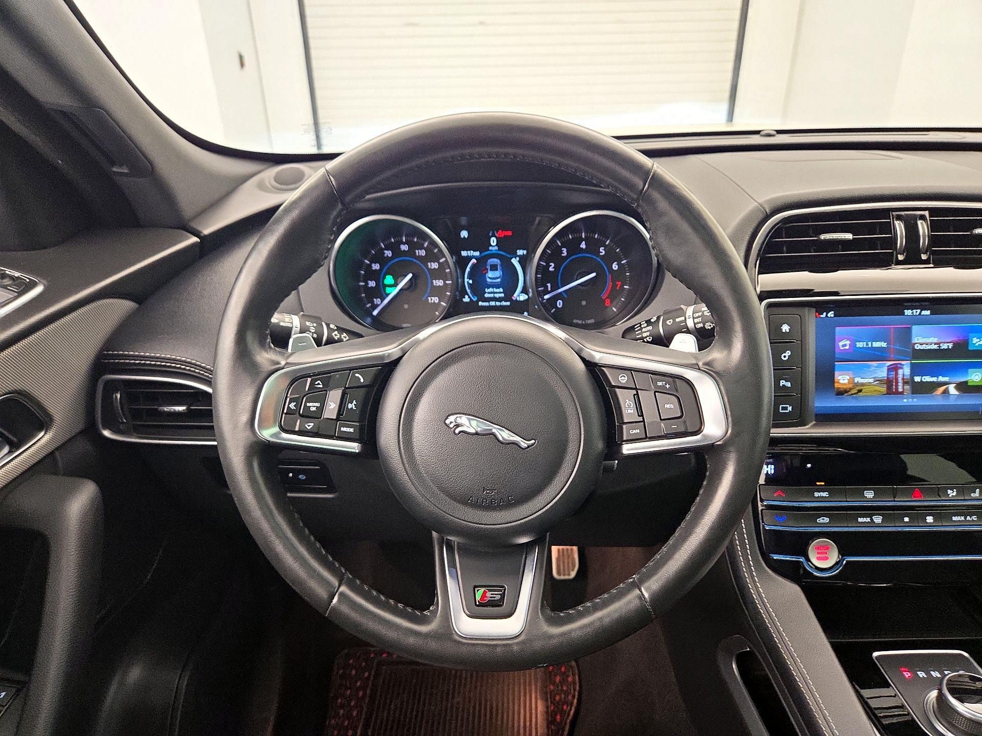 Thumbnail: 2018 Jaguar F-Pace - 10