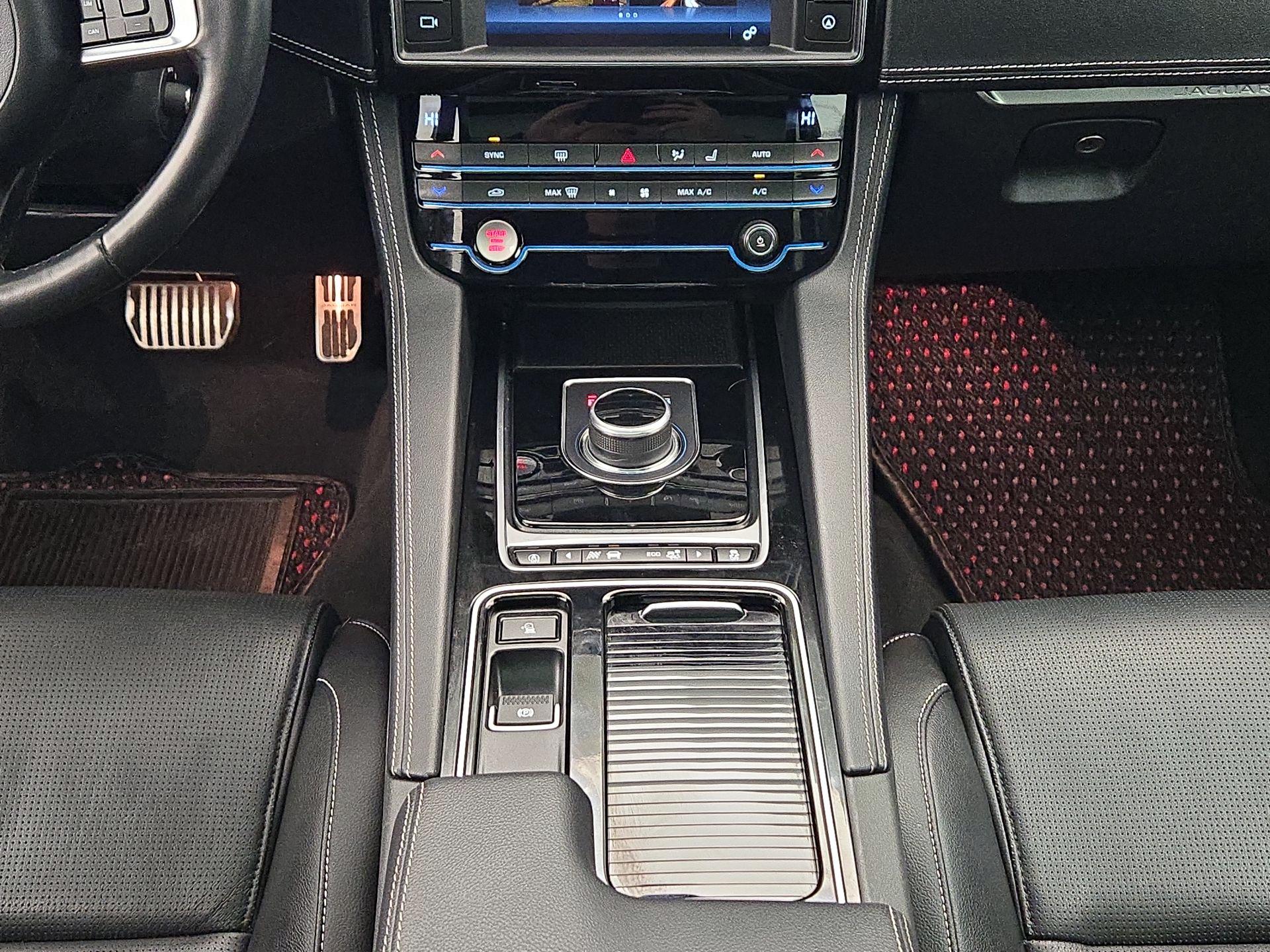 Thumbnail: 2018 Jaguar F-Pace - 18