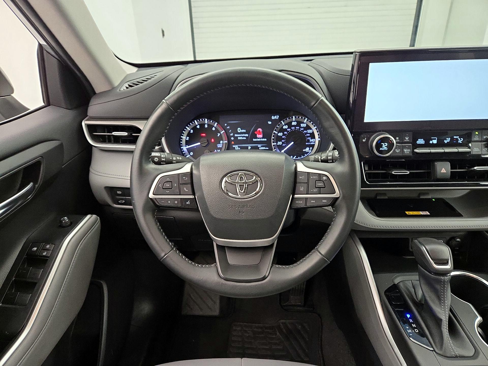 Thumbnail: 2023 Toyota Highlander - 10