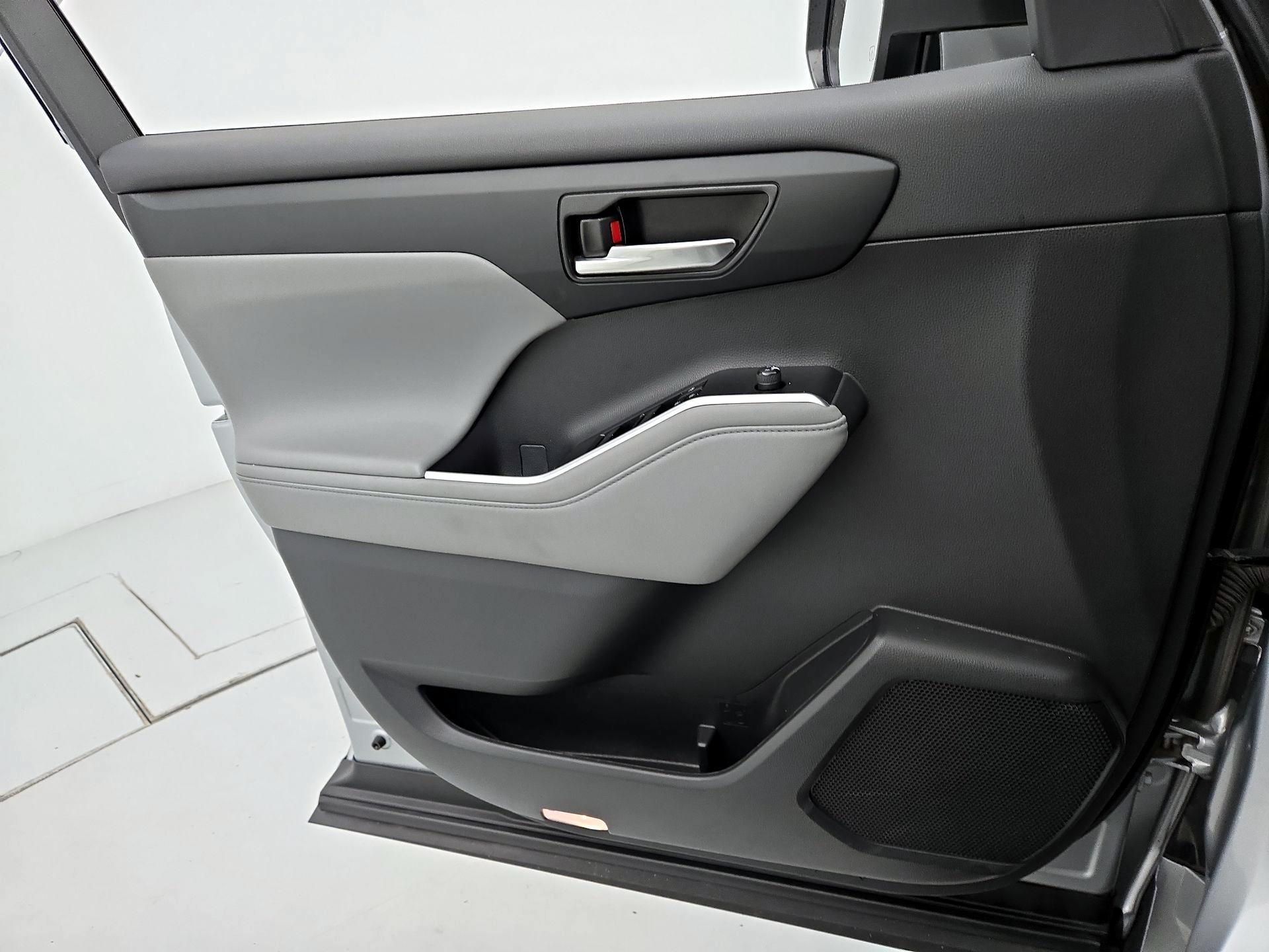 Thumbnail: 2023 Toyota Highlander - 12