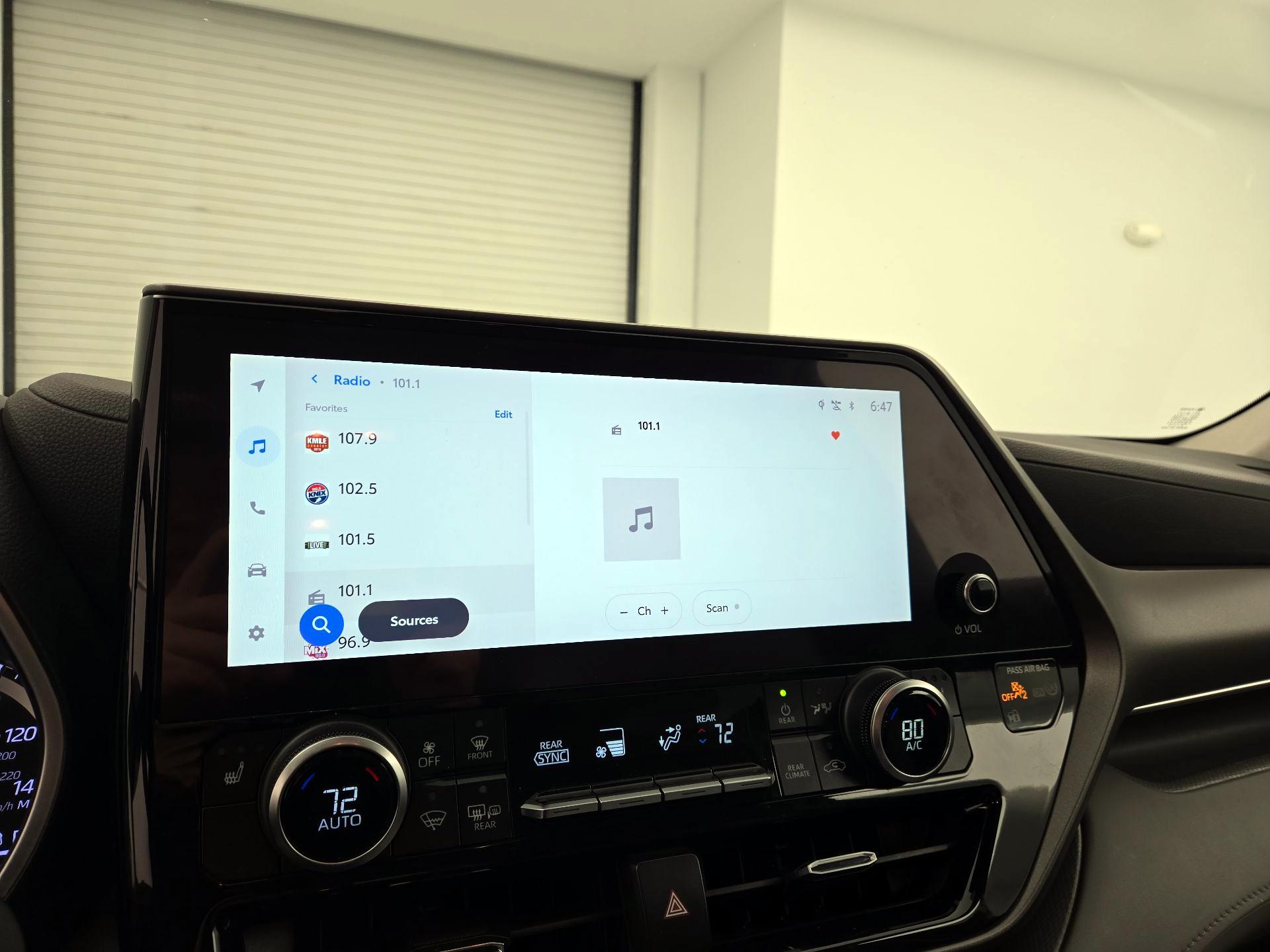 Thumbnail: 2023 Toyota Highlander - 15