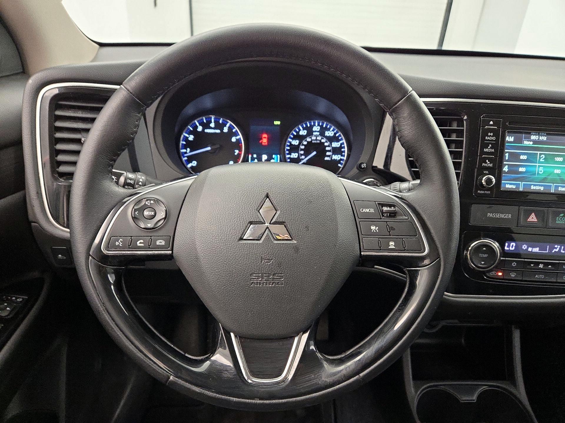 Thumbnail: 2016 Mitsubishi Outlander - 10