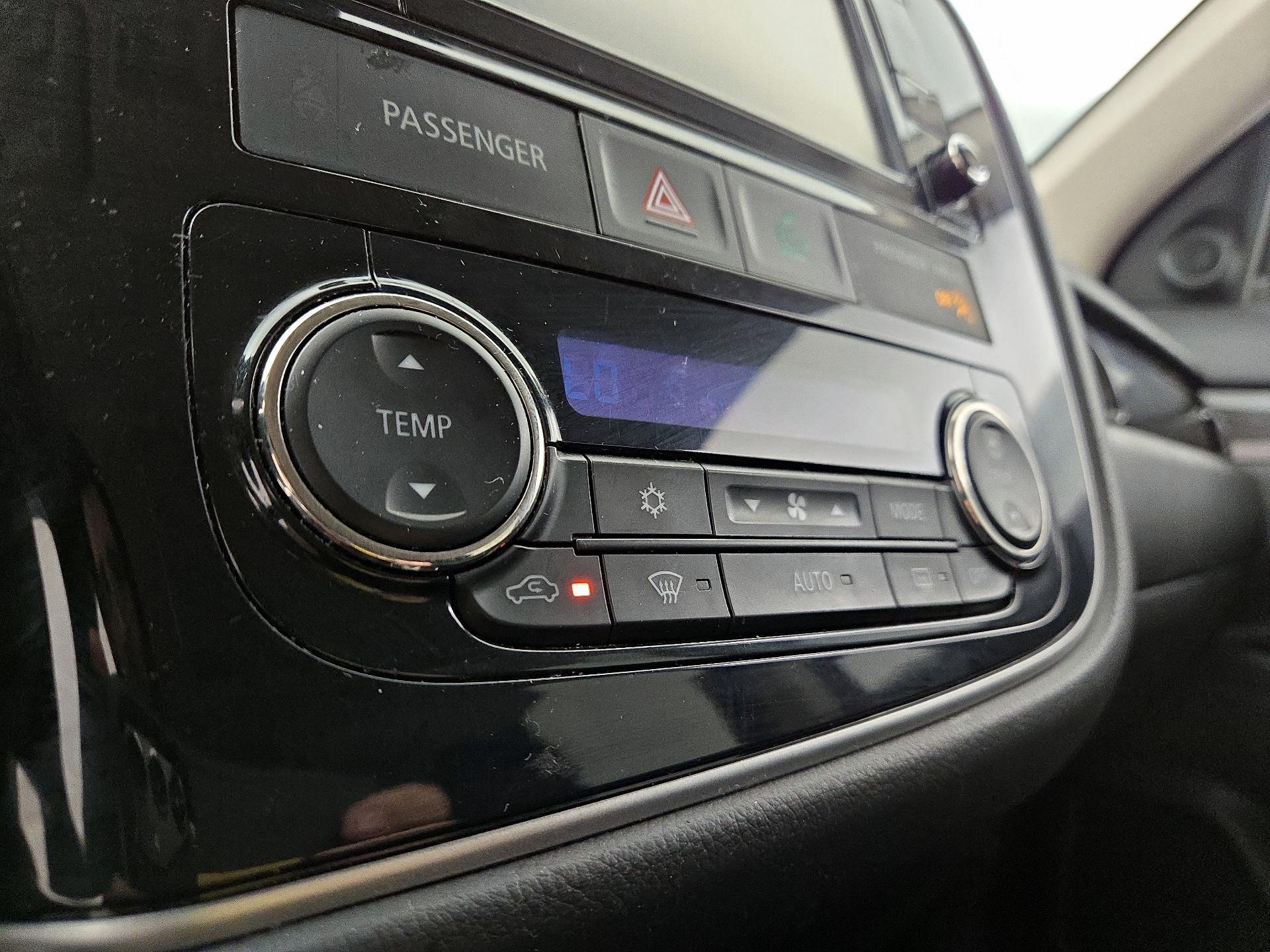 Thumbnail: 2016 Mitsubishi Outlander - 16