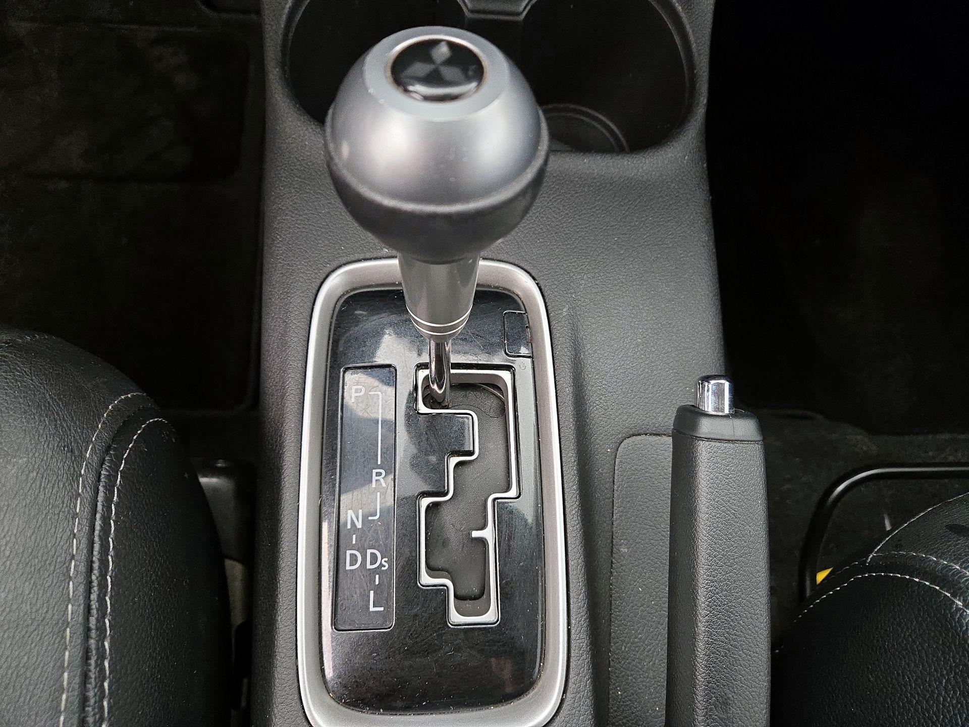 Thumbnail: 2016 Mitsubishi Outlander - 17