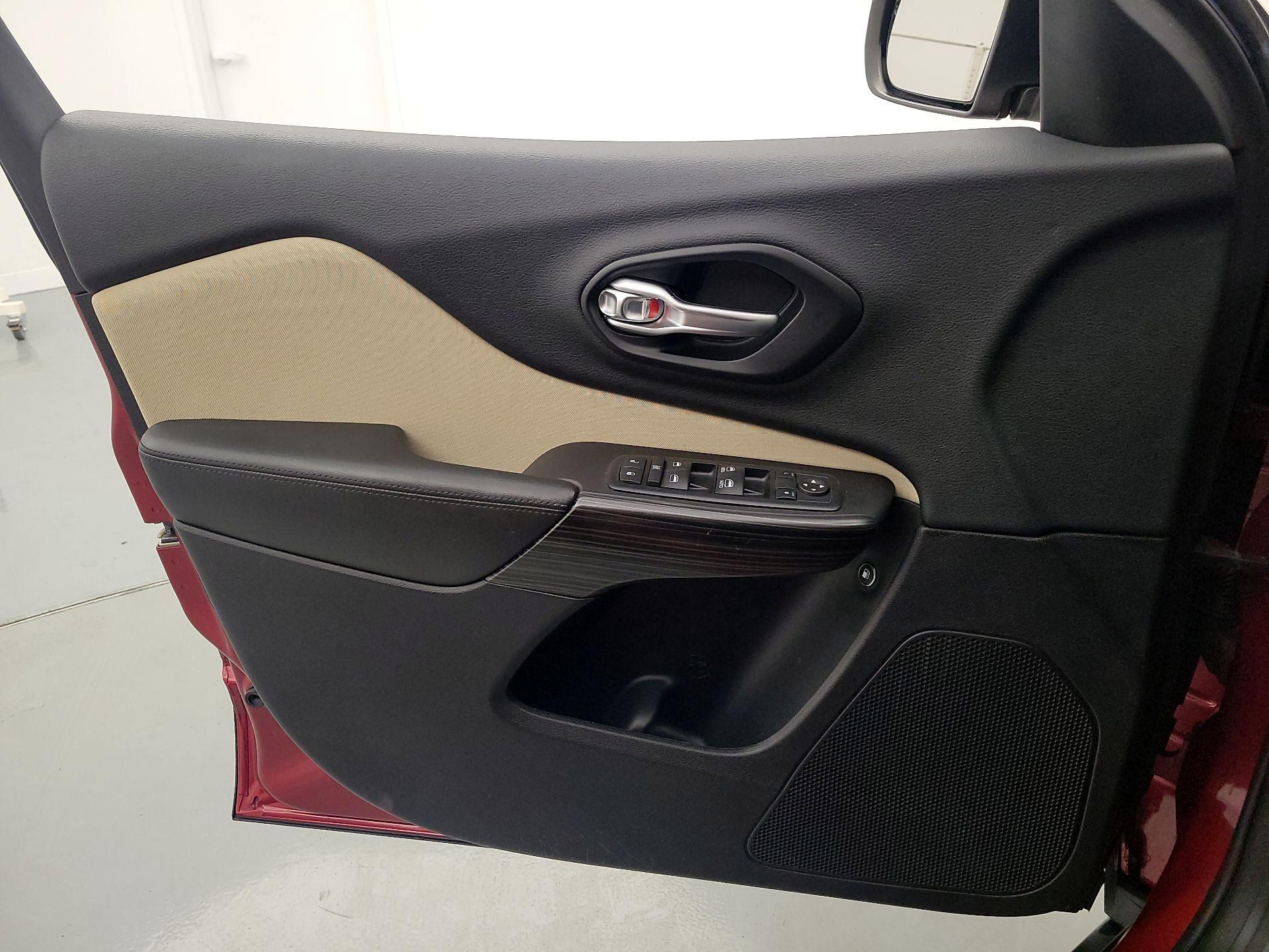 Thumbnail: 2015 Jeep Cherokee - 12