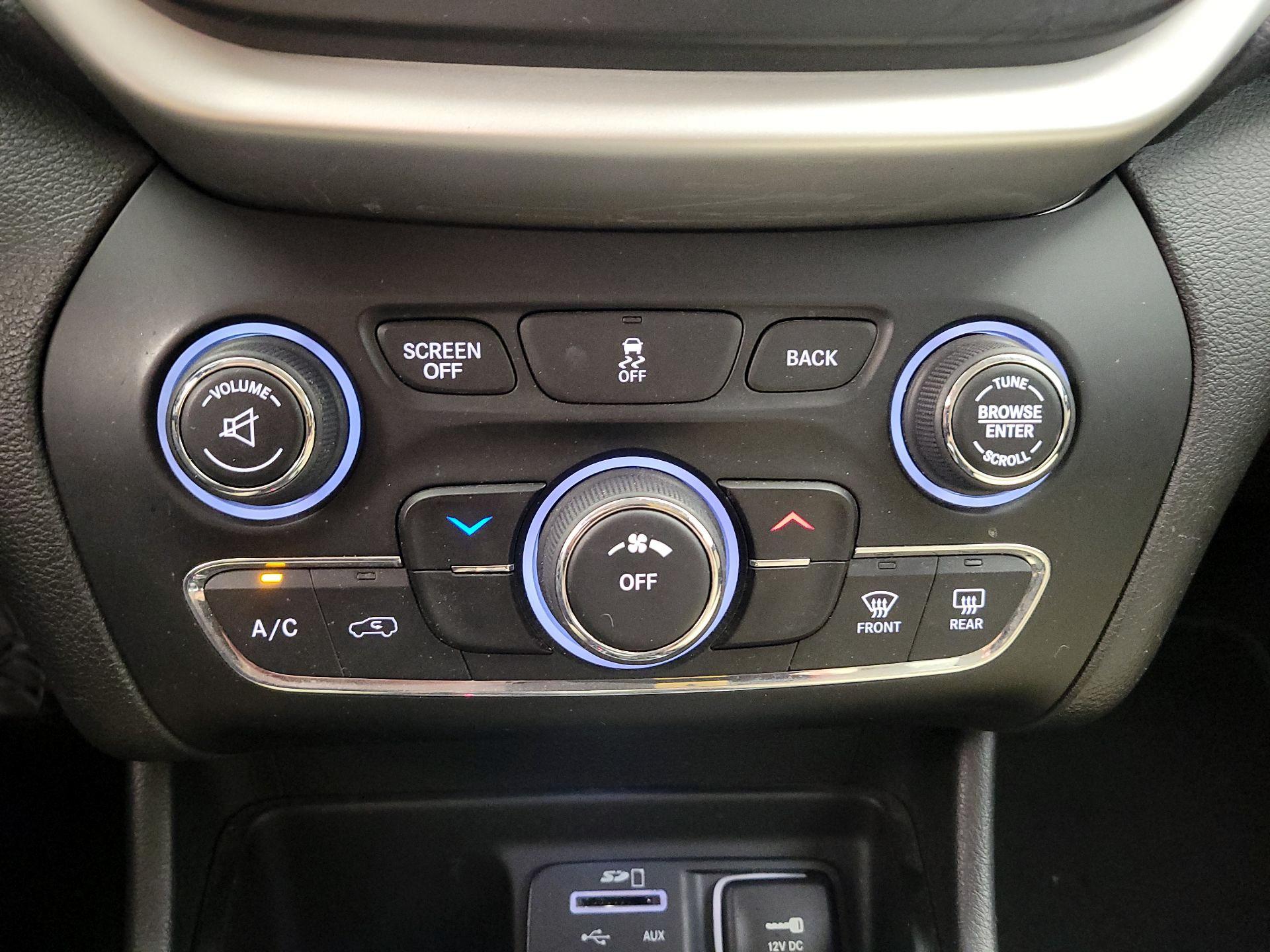 Thumbnail: 2015 Jeep Cherokee - 16