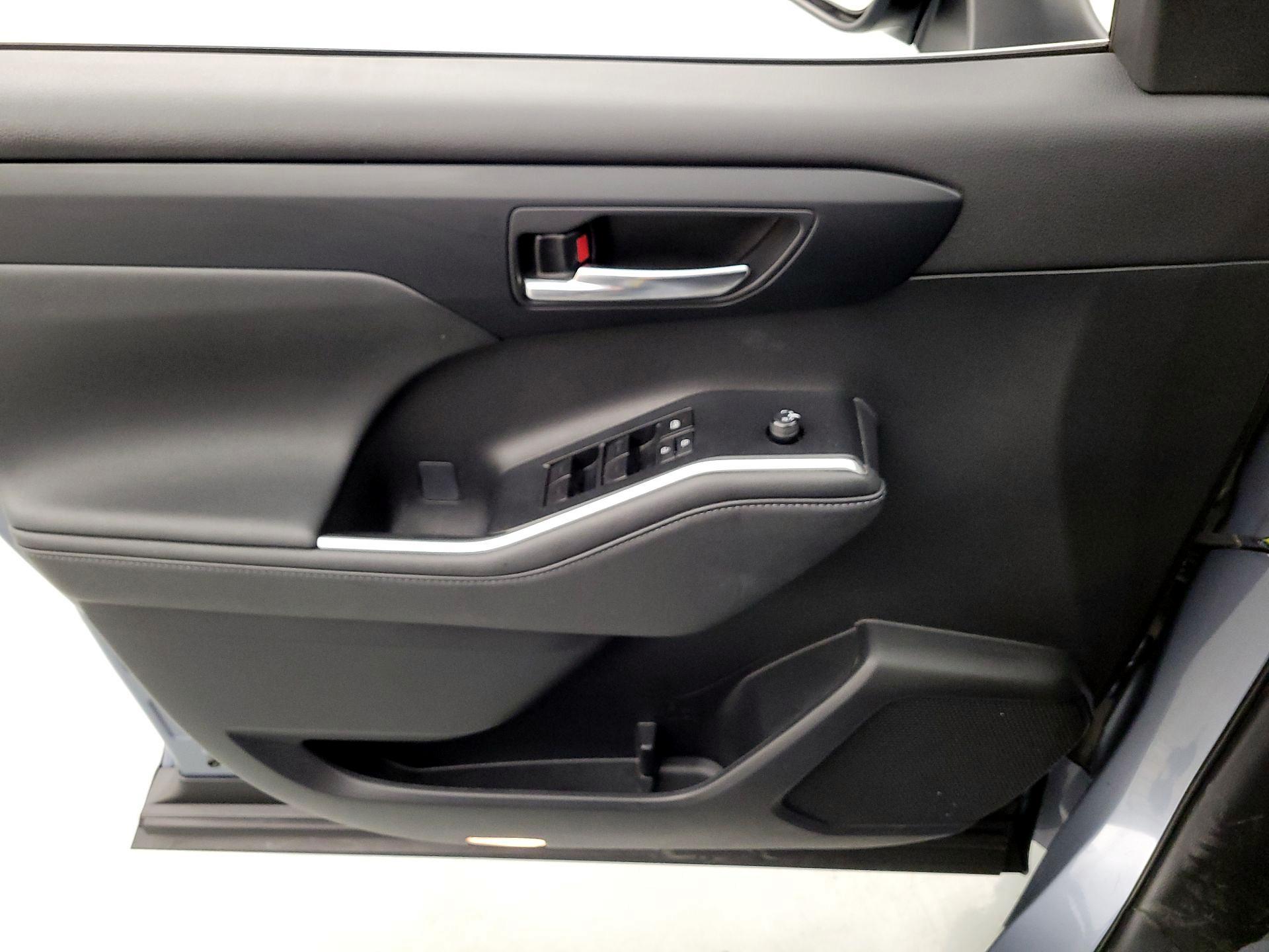 Thumbnail: 2023 Toyota Highlander - 12