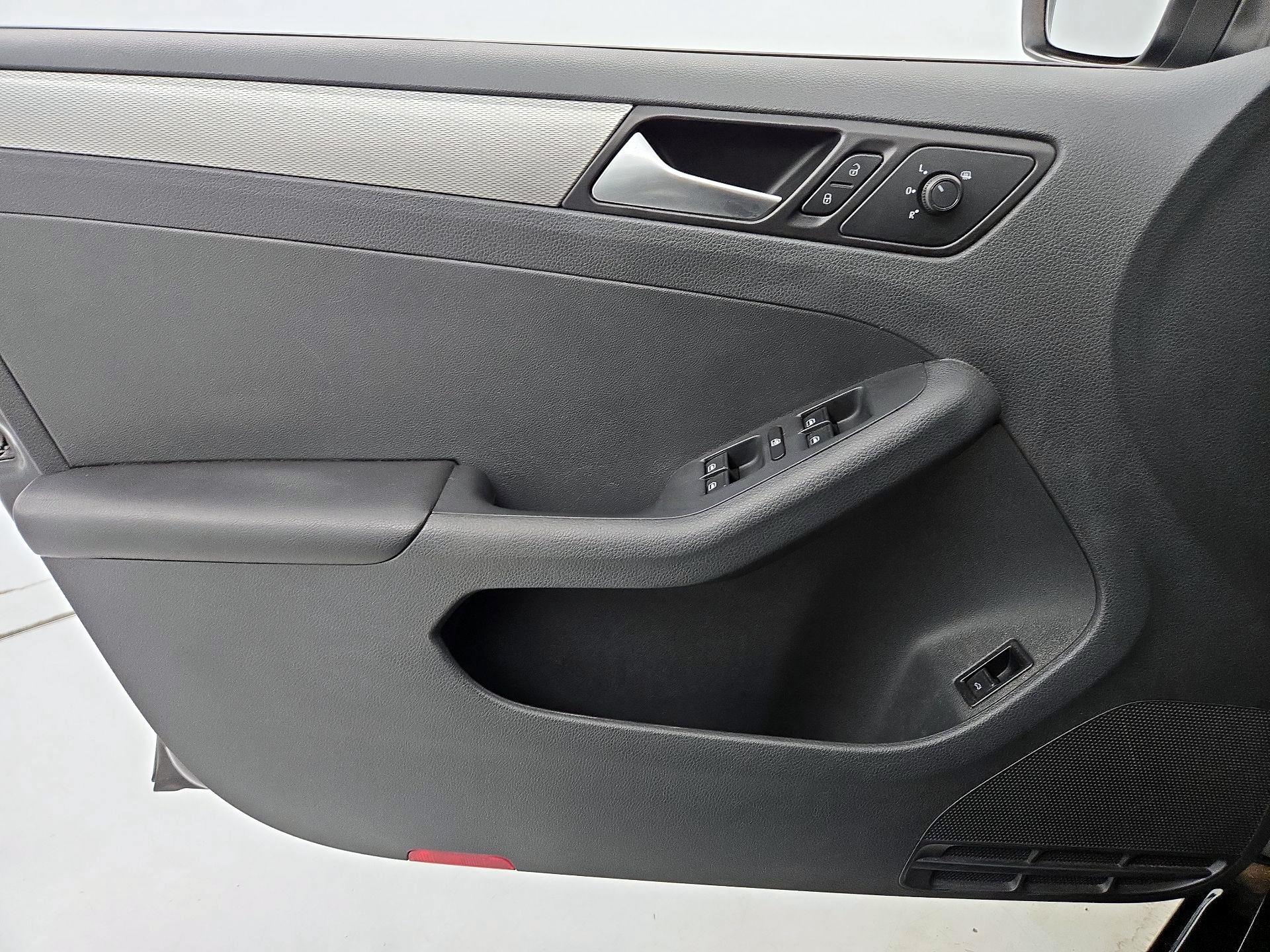 Thumbnail: 2017 Volkswagen Jetta - 12