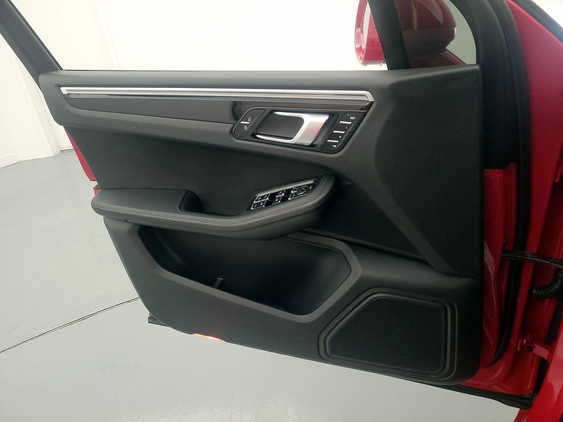 Thumbnail: 2023 Porsche Macan - 12