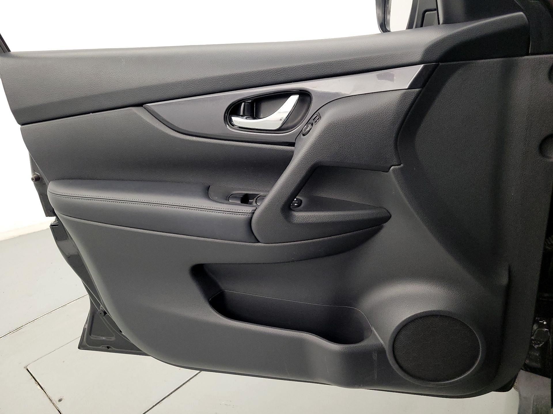 Thumbnail: 2020 Nissan Rogue - 12