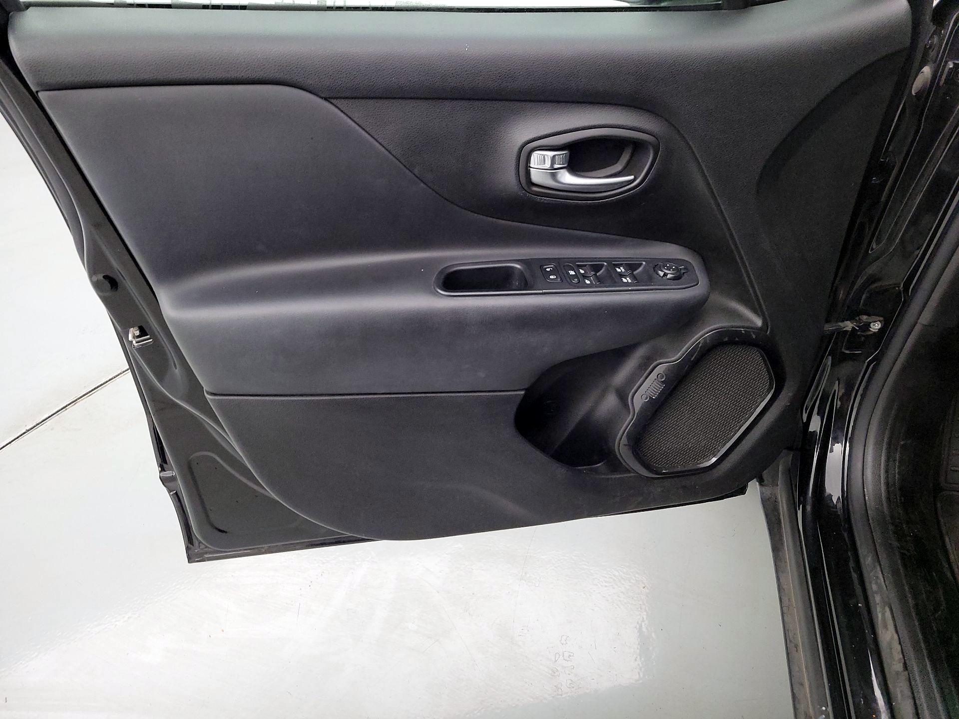 Thumbnail: 2017 Jeep Renegade - 12