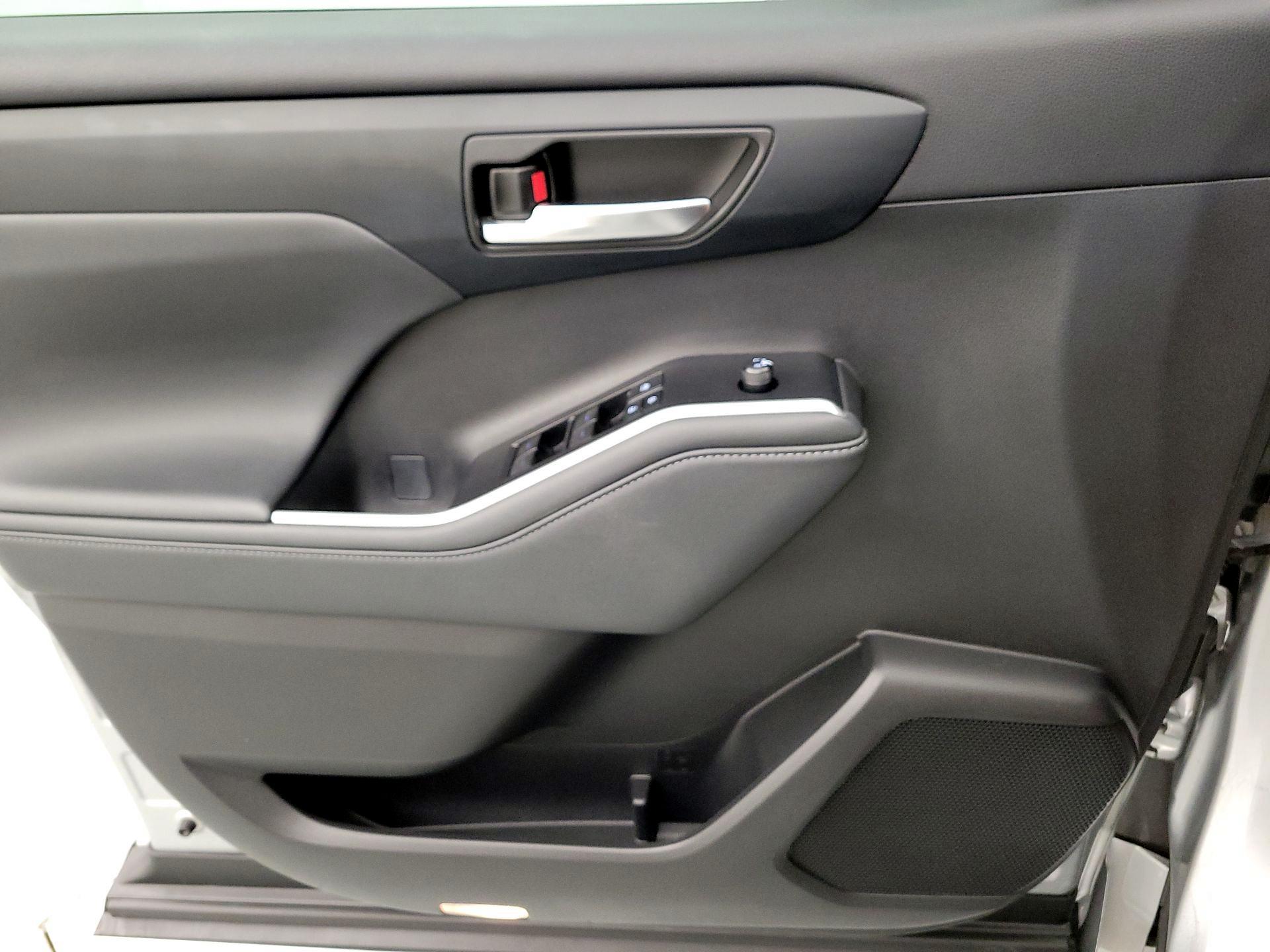 Thumbnail: 2022 Toyota Highlander - 12