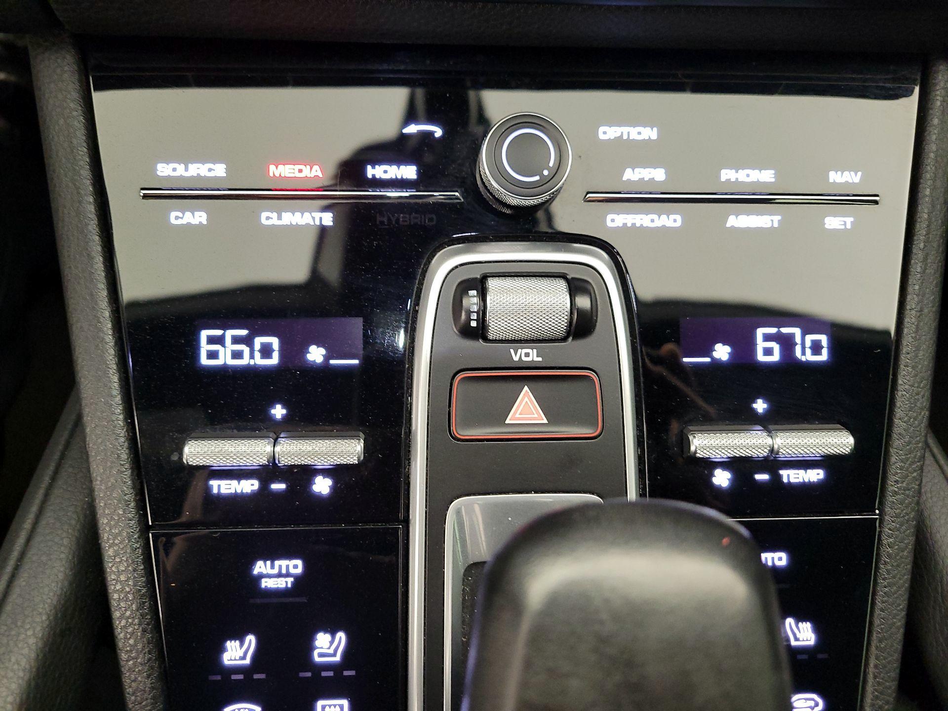 Thumbnail: 2020 Porsche Cayenne - 17