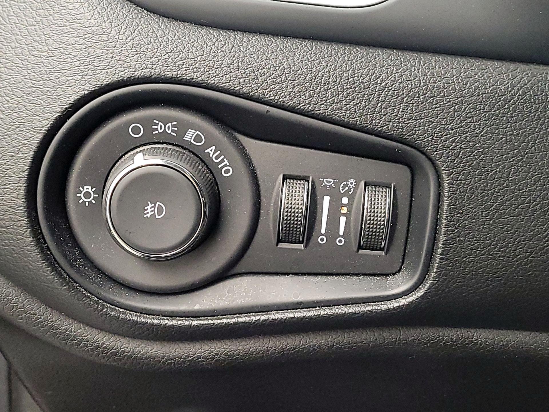 Thumbnail: 2021 Jeep Renegade - 13