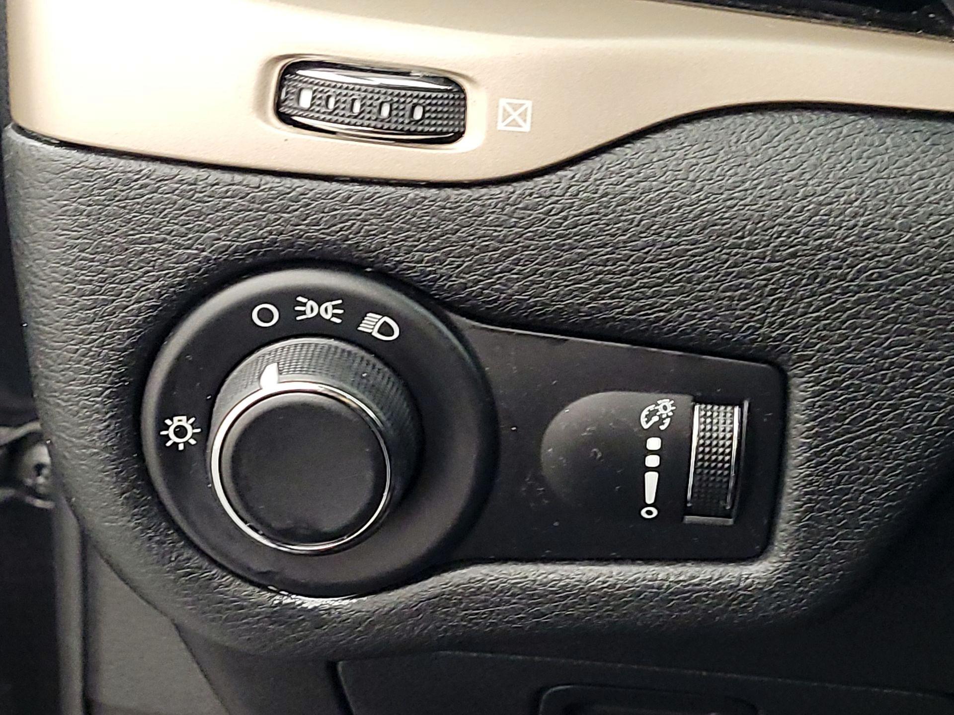 Thumbnail: 2016 Jeep Cherokee - 13