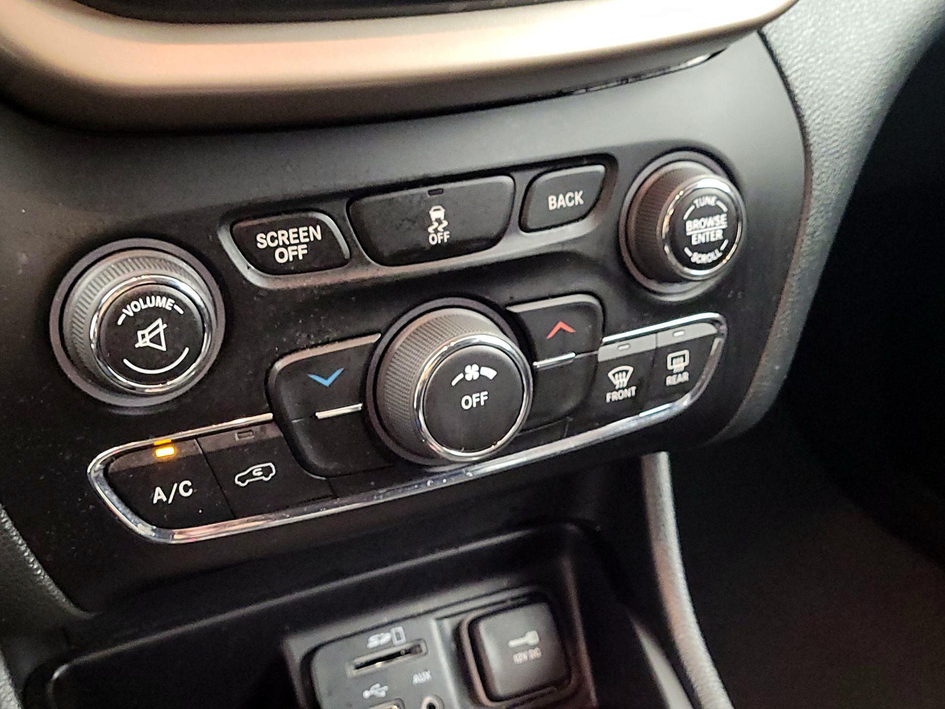 Thumbnail: 2016 Jeep Cherokee - 16