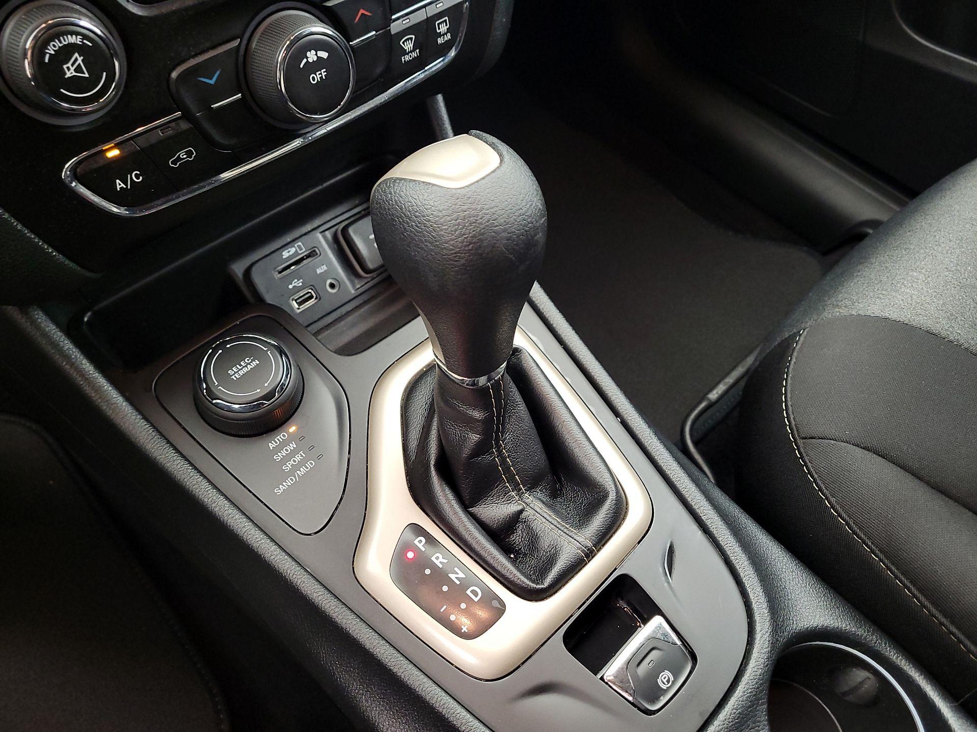 Thumbnail: 2016 Jeep Cherokee - 17