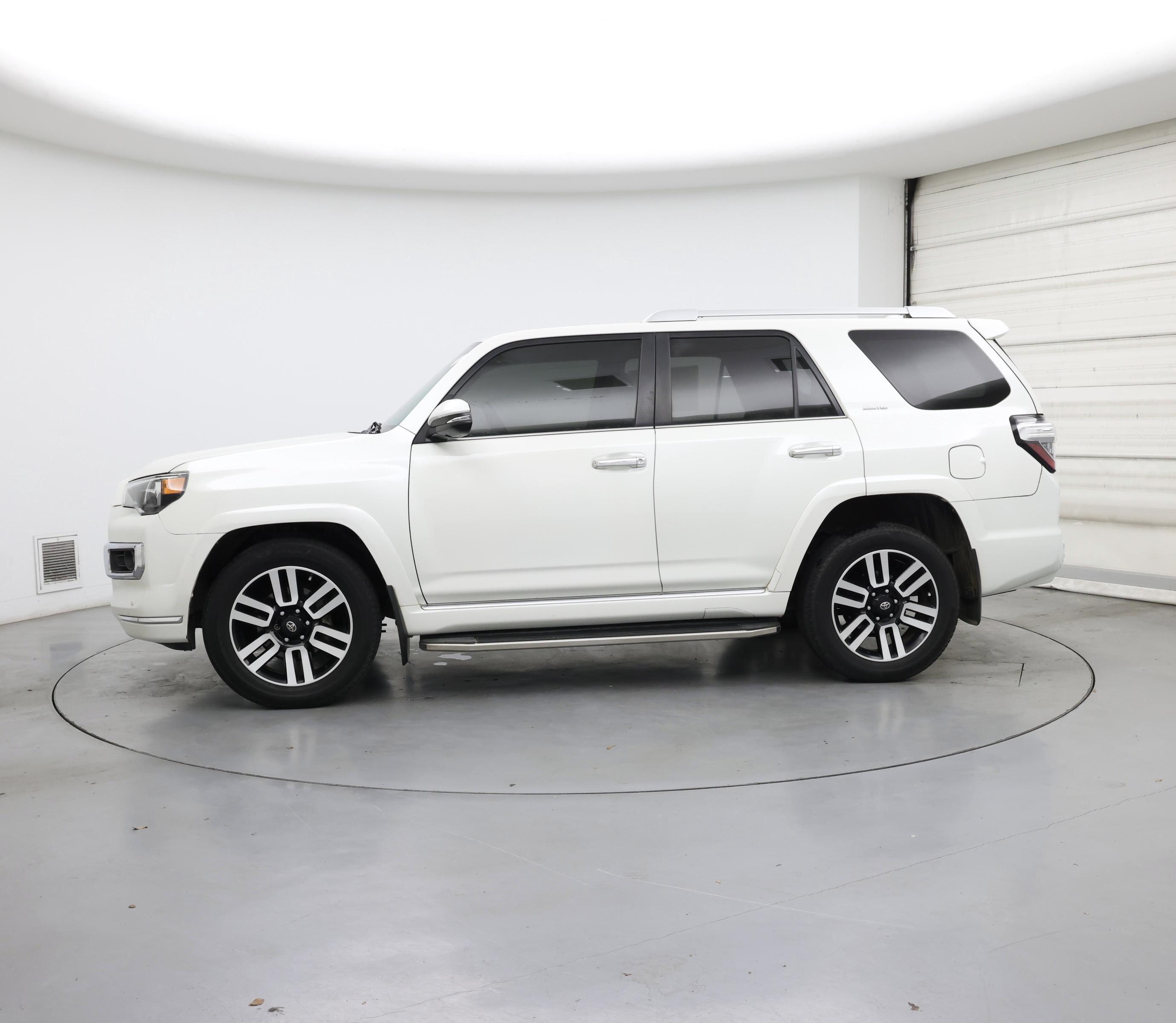 Thumbnail: 2017 Toyota 4Runner - 3