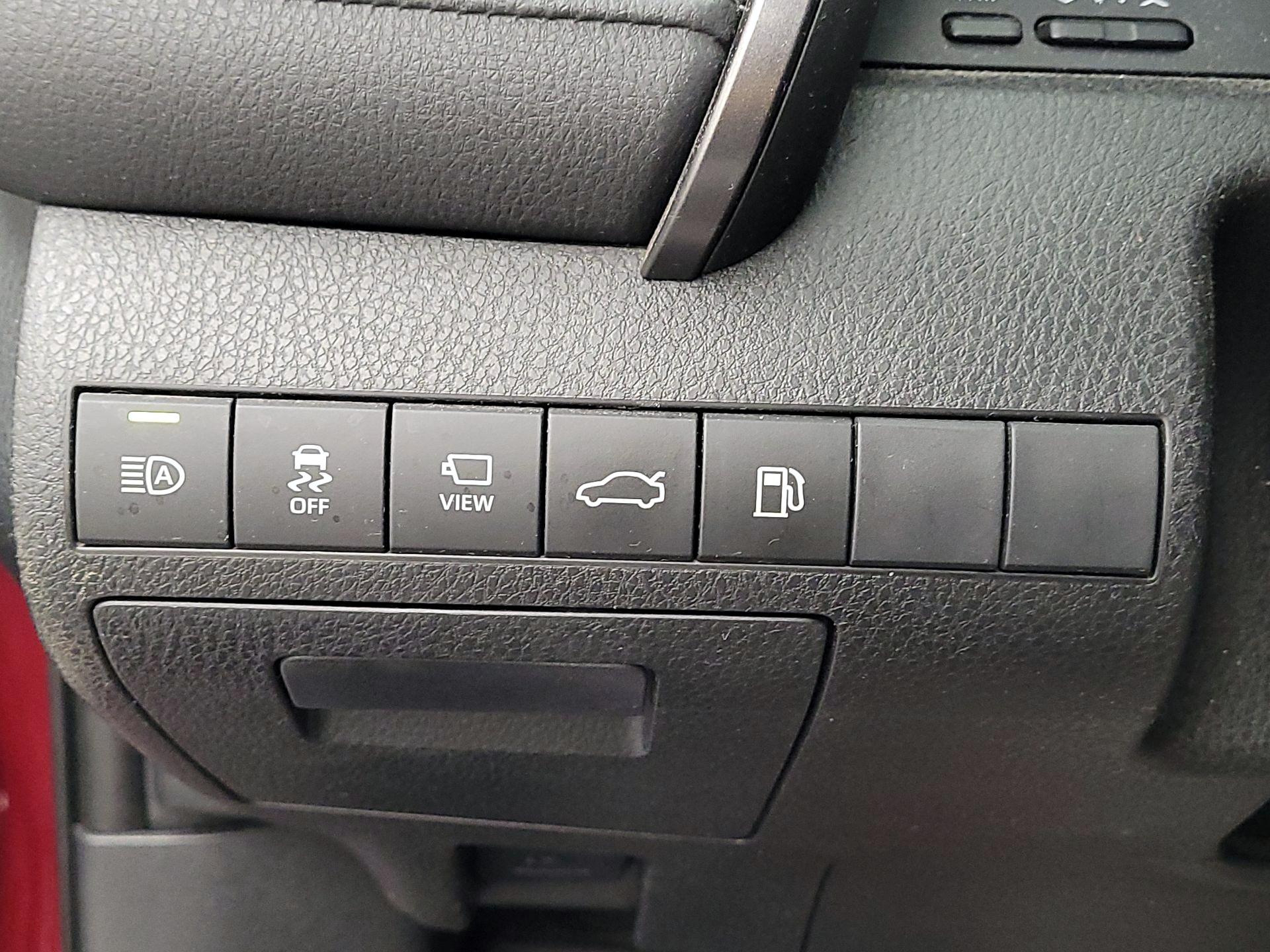 Thumbnail: 2018 Toyota Camry - 13