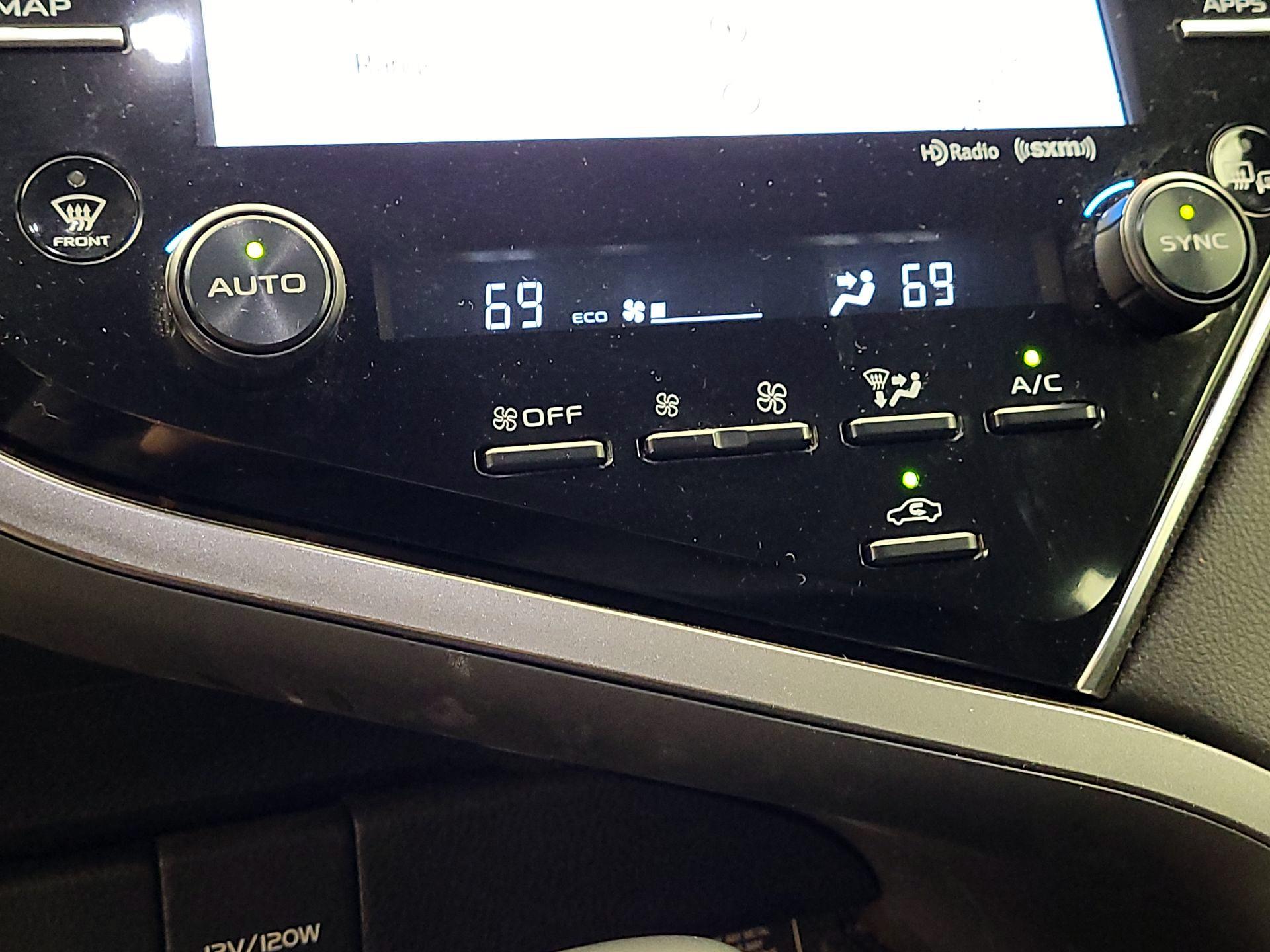 Thumbnail: 2018 Toyota Camry - 16