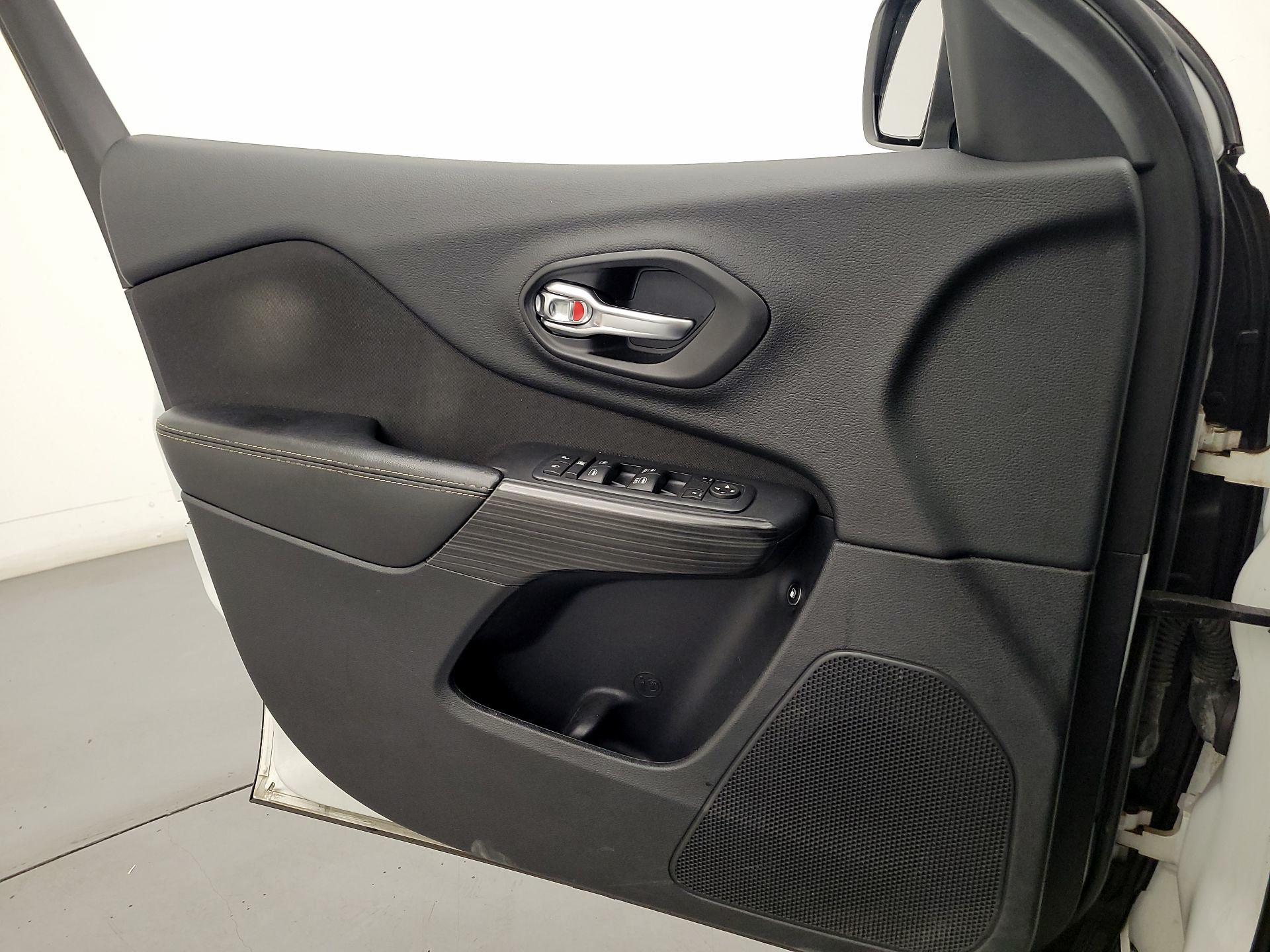 Thumbnail: 2017 Jeep Cherokee - 12