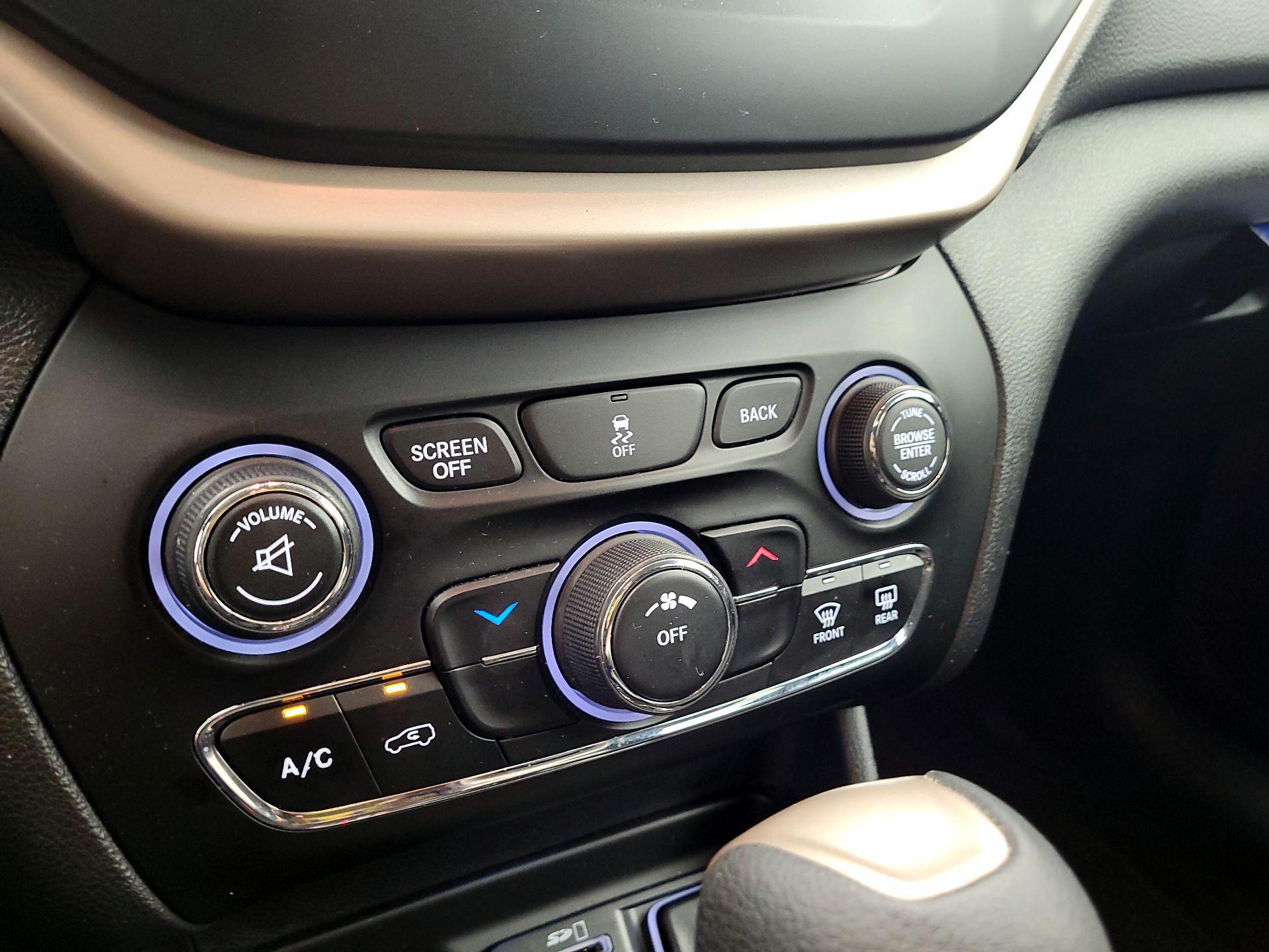 Thumbnail: 2017 Jeep Cherokee - 14