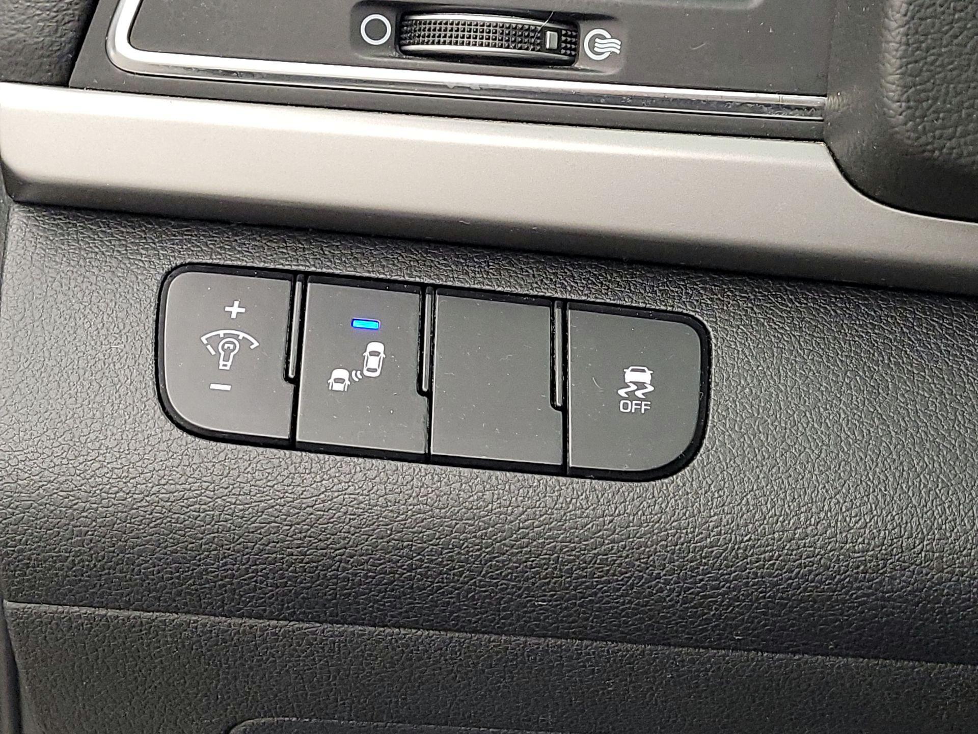 Thumbnail: 2018 Hyundai Elantra - 14