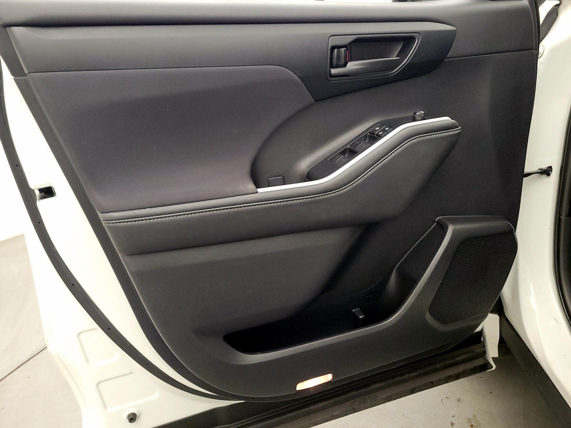 Thumbnail: 2020 Toyota Highlander - 12