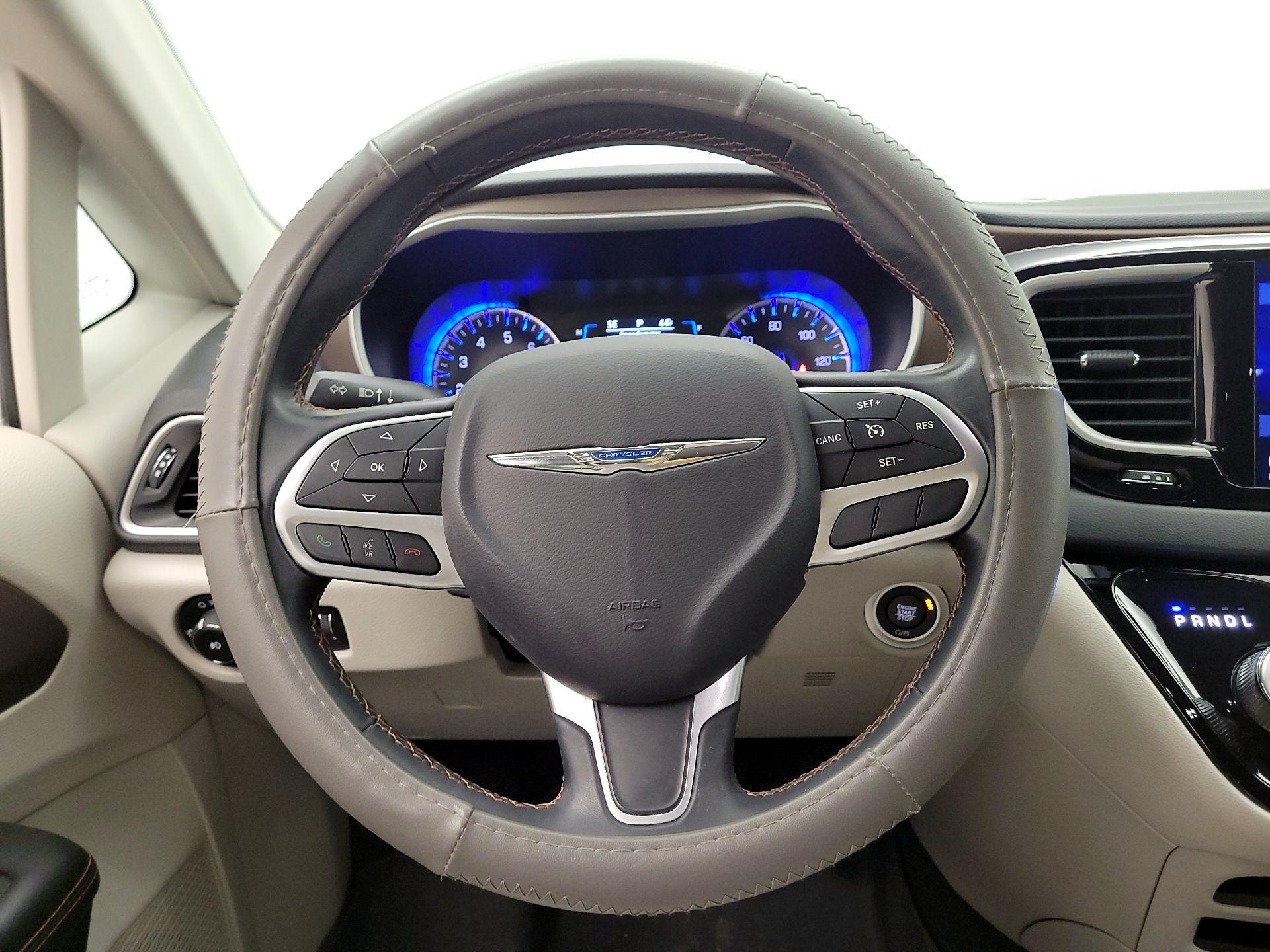 Thumbnail: 2017 Chrysler Pacifica - 10