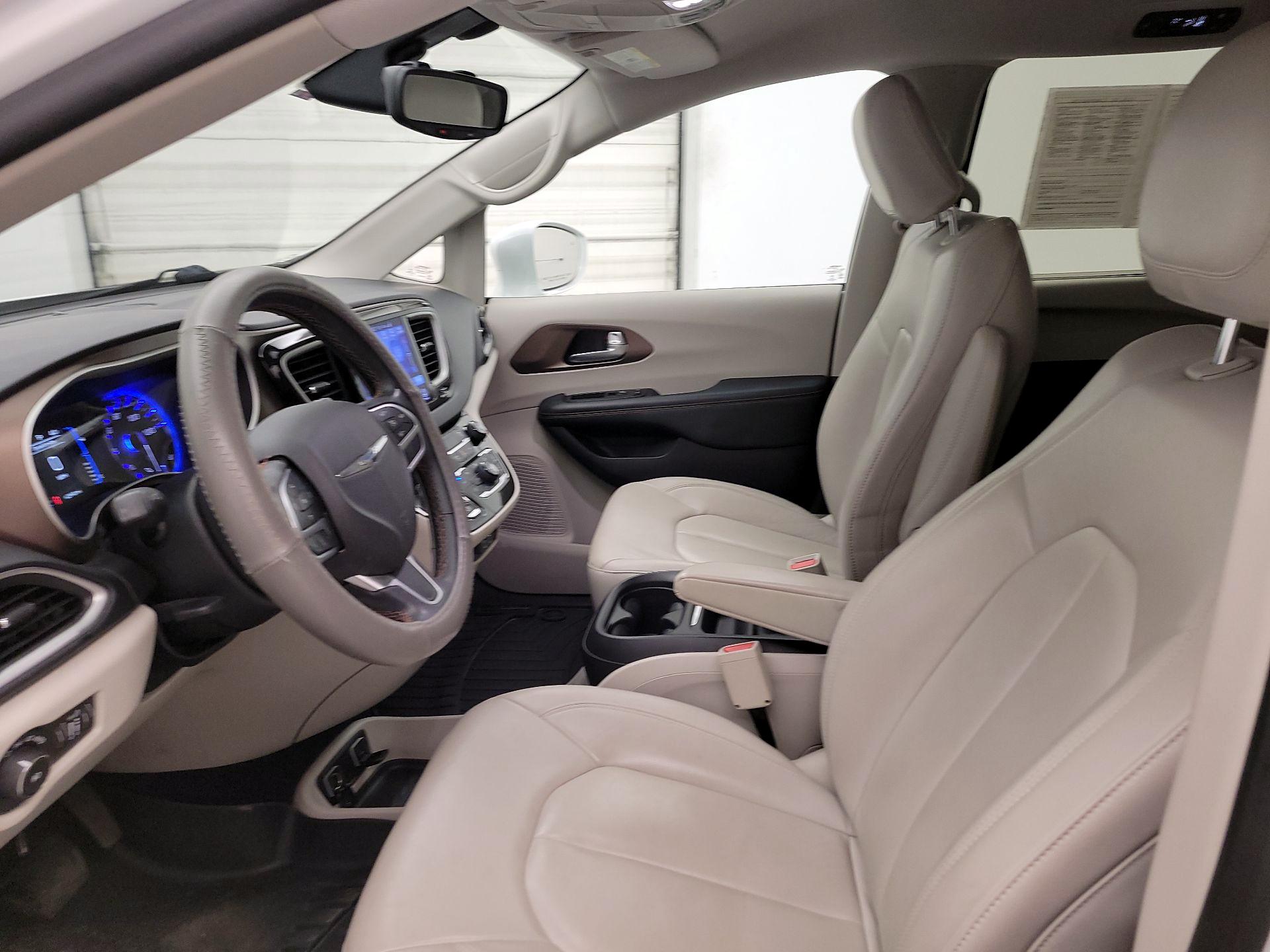 Thumbnail: 2017 Chrysler Pacifica - 11