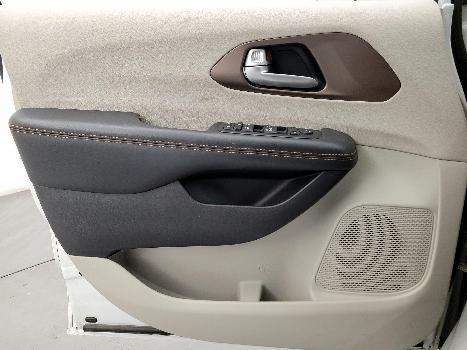 Thumbnail: 2017 Chrysler Pacifica - 12