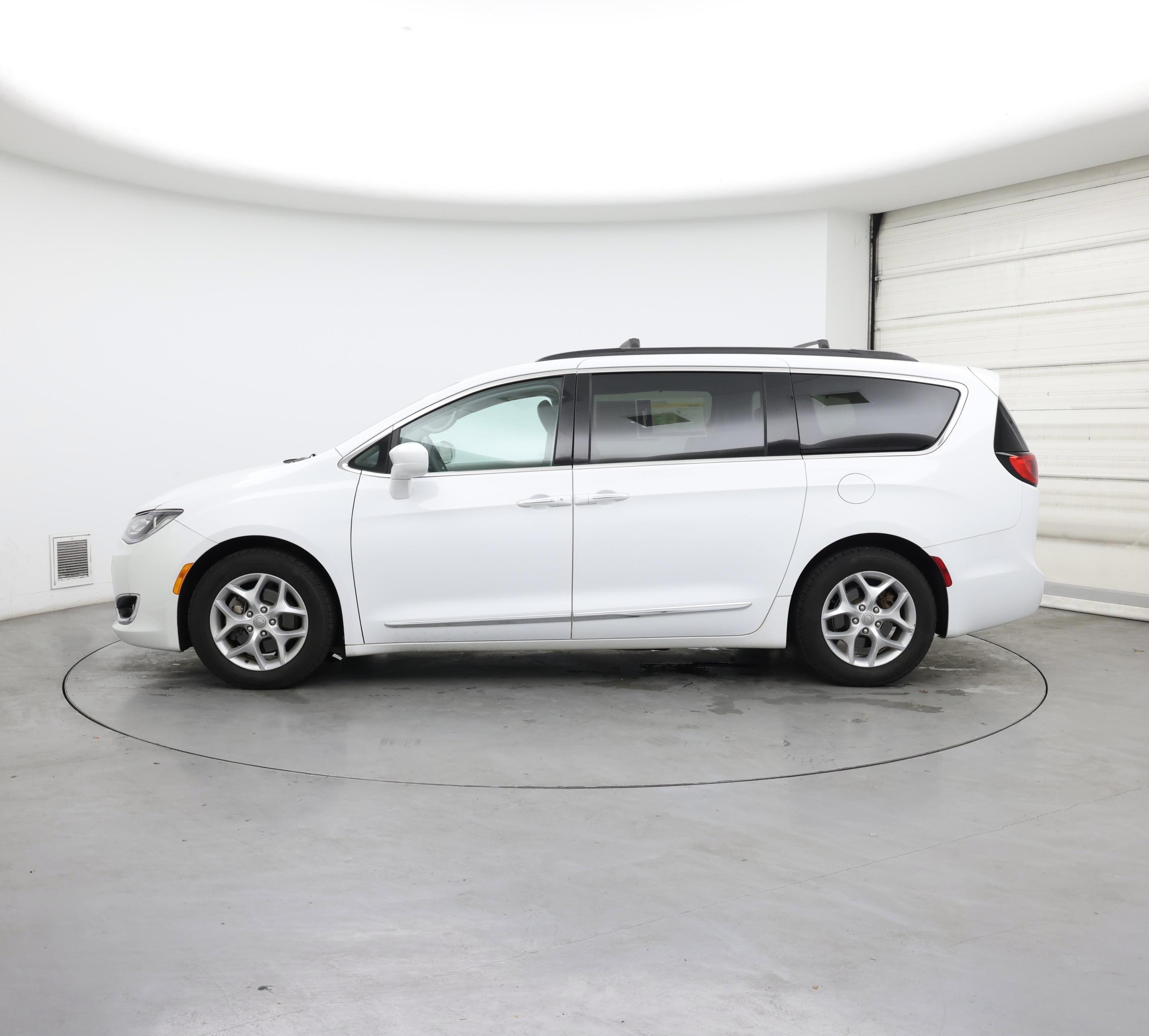 Thumbnail: 2017 Chrysler Pacifica - 3