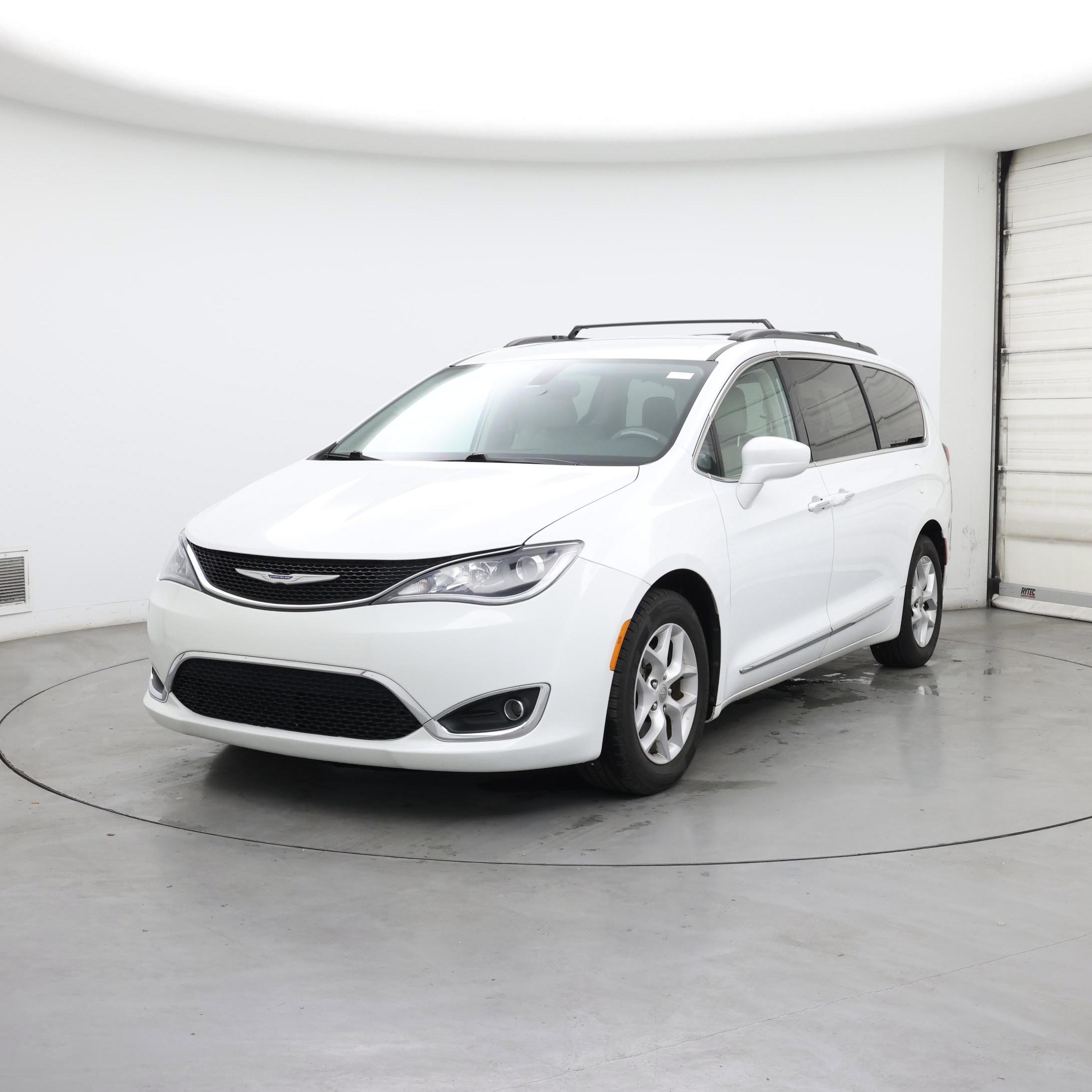 Thumbnail: 2017 Chrysler Pacifica - 4